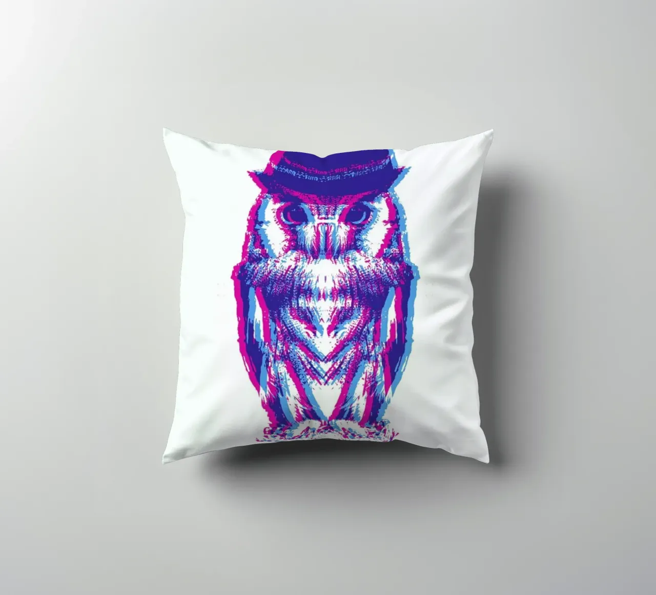Magenta Owl with cyan beanie cuscino da Studio One