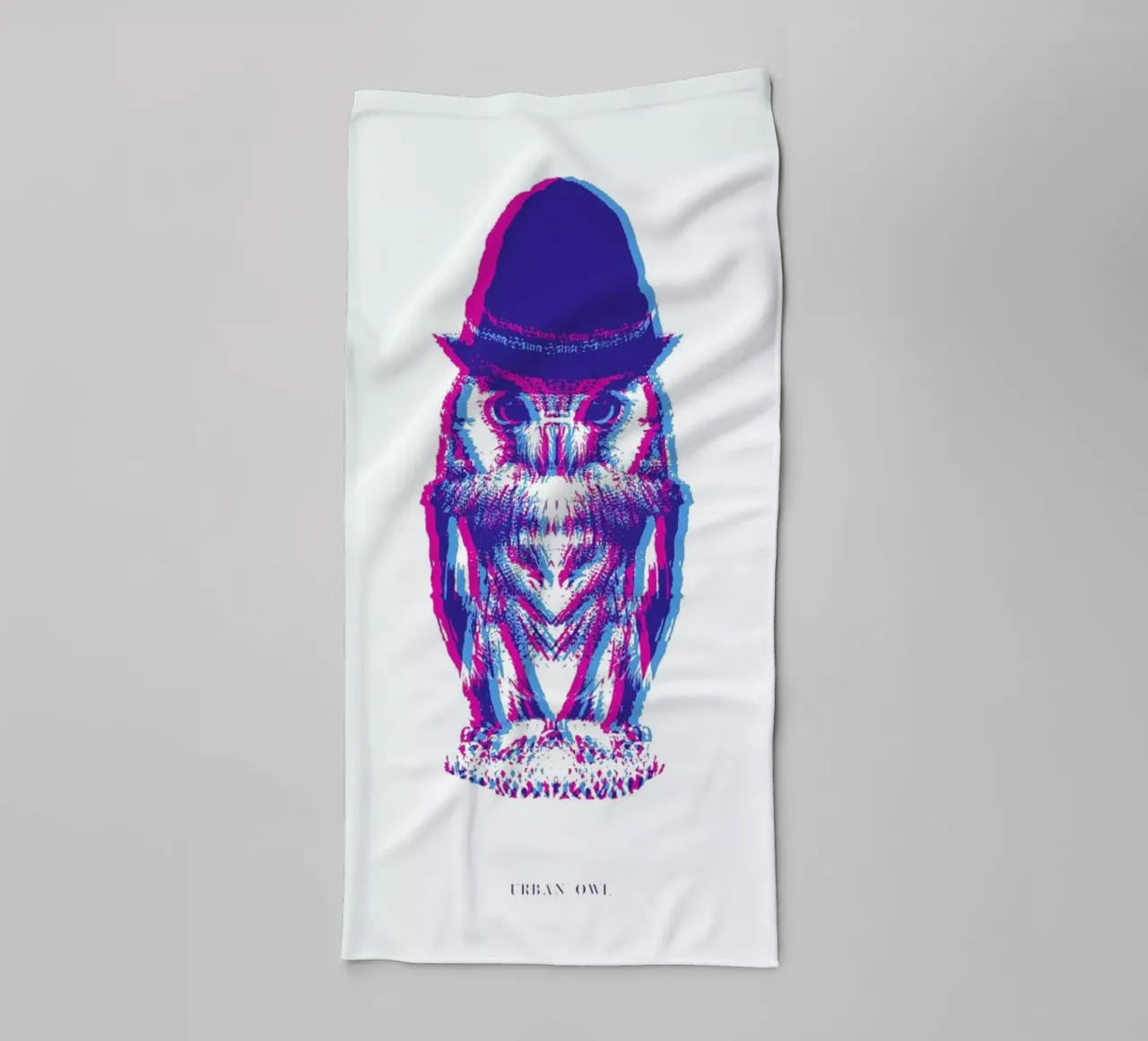 Magenta Owl with cyan beanie asciugamano da bagno da Studio One