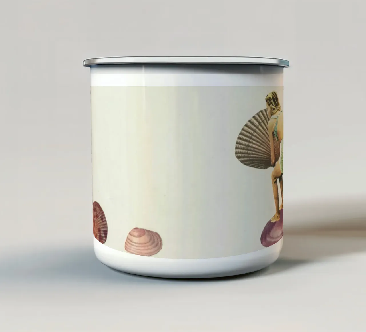 Raccoglitore di conchiglie tazza in smalto da Cassia Beck Collage
