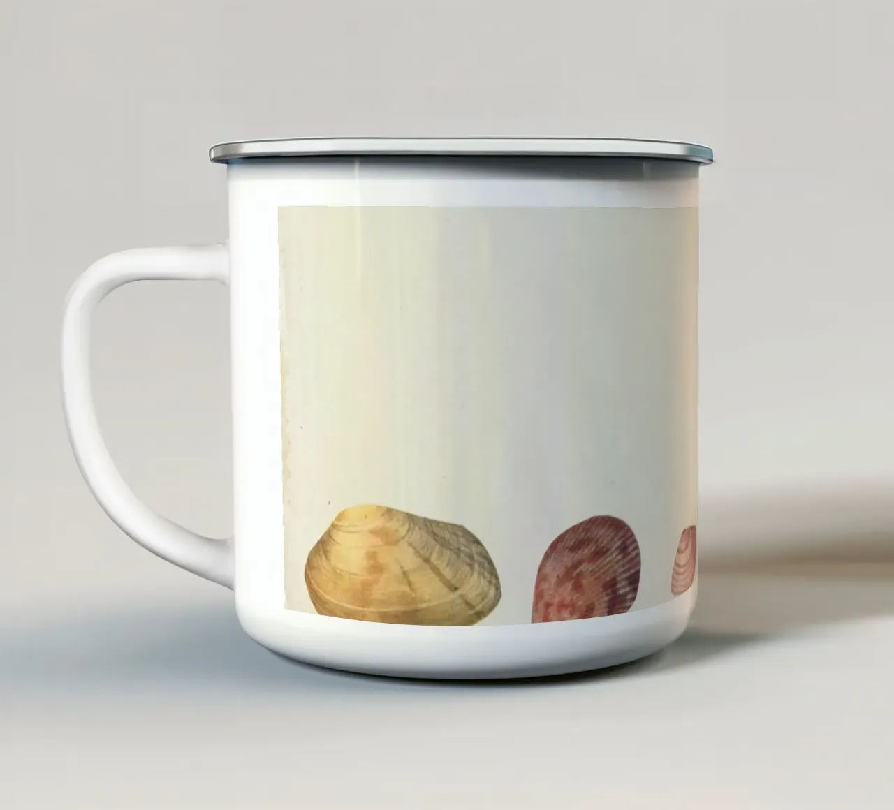 Raccoglitore di conchiglie tazza in smalto da Cassia Beck Collage