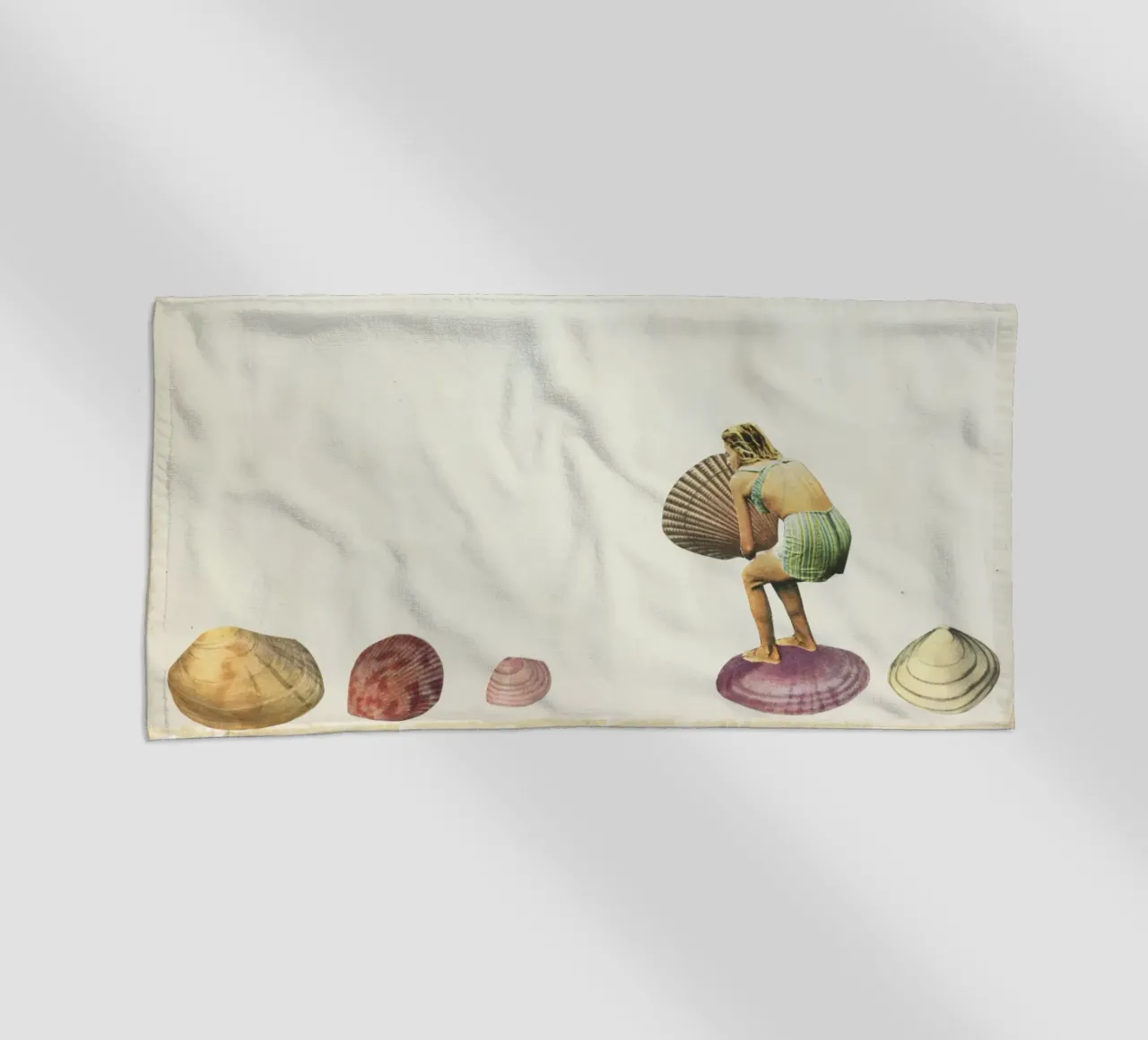 Raccoglitore di conchiglie telo mare da Cassia Beck Collage