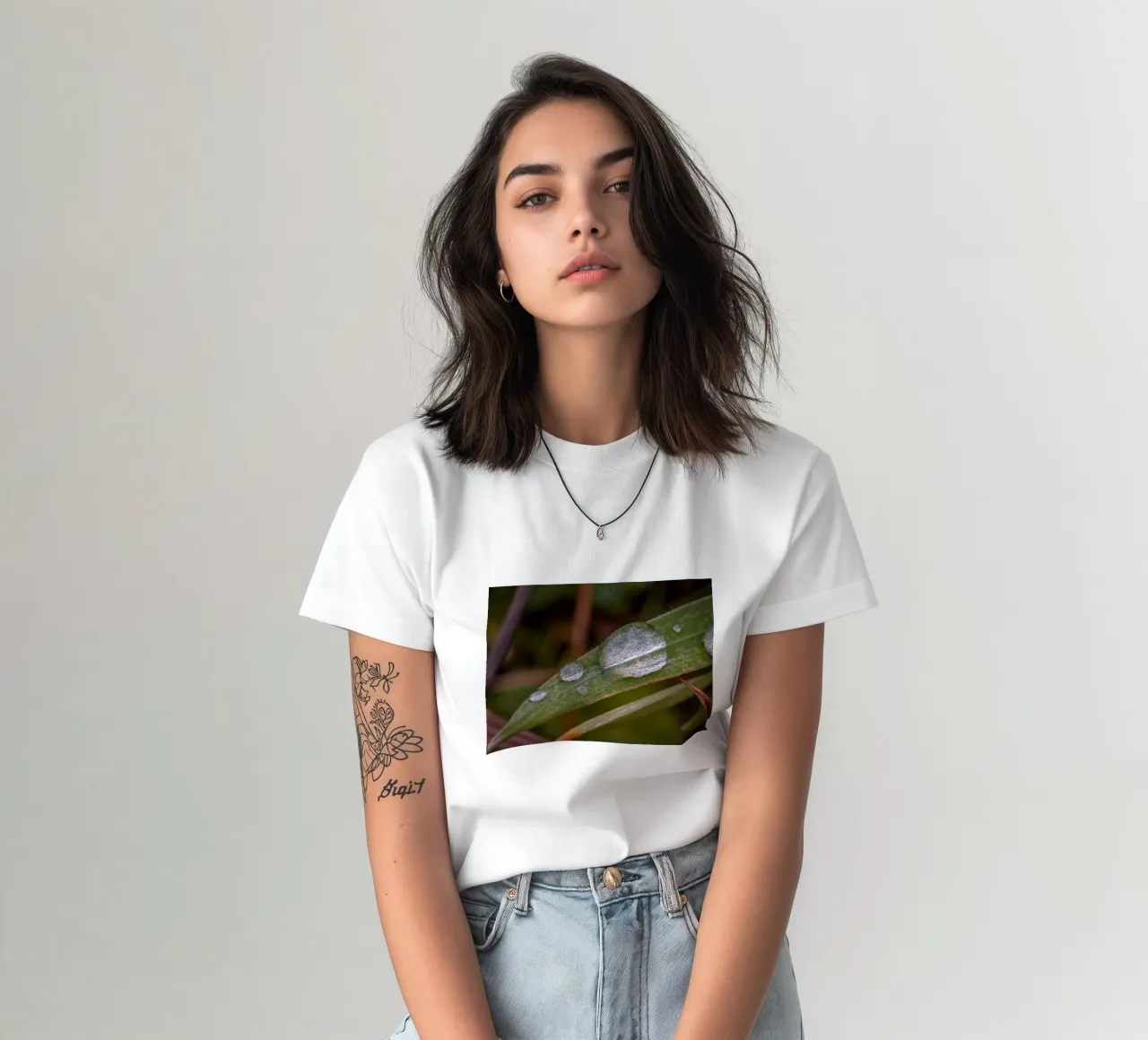 Gocce d'acqua su un filo d'erba t-shirt da Marcus Beckert | Fotografie