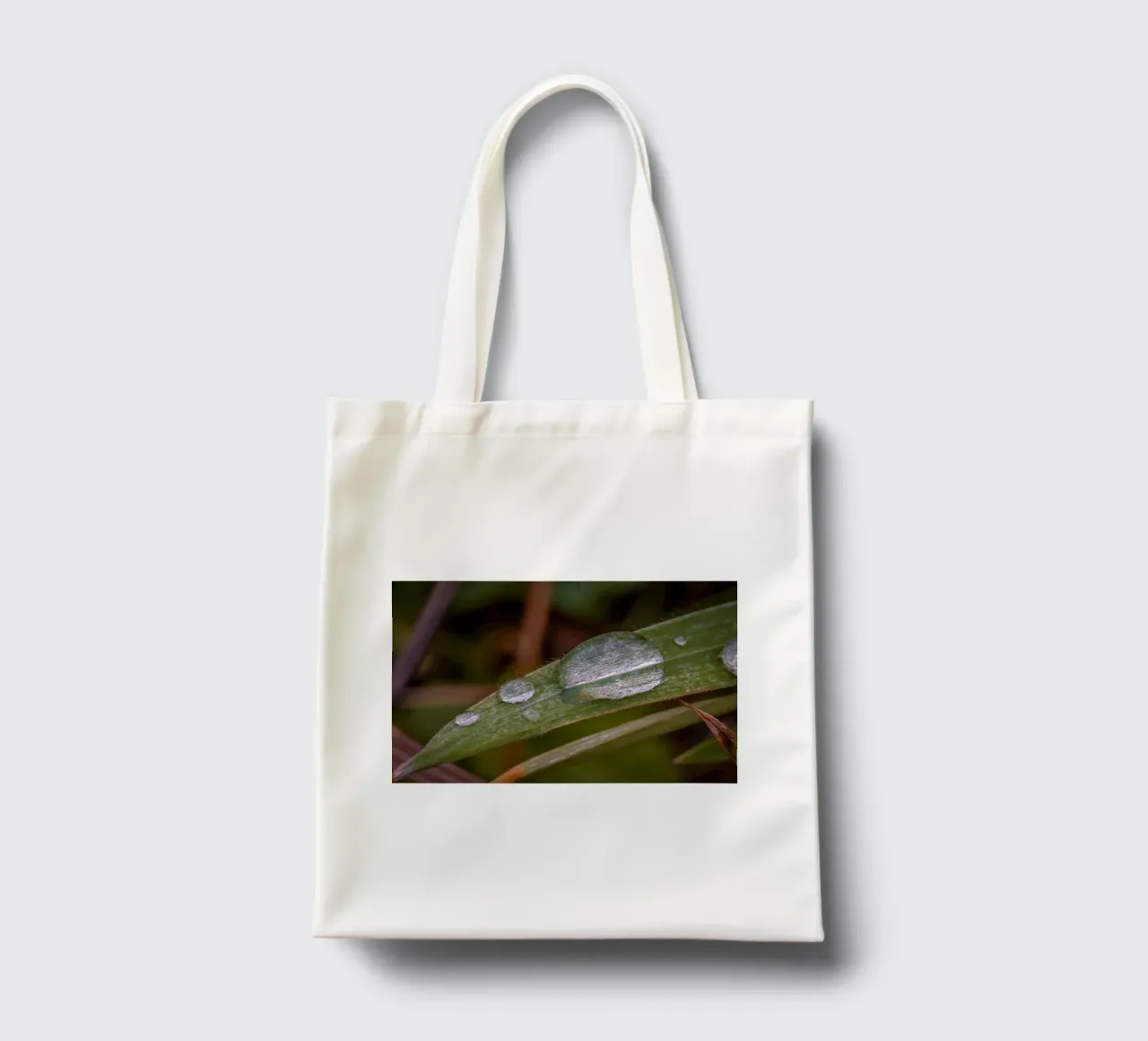 Gocce d'acqua su un filo d'erba borsa in juta da Marcus Beckert | Fotografie