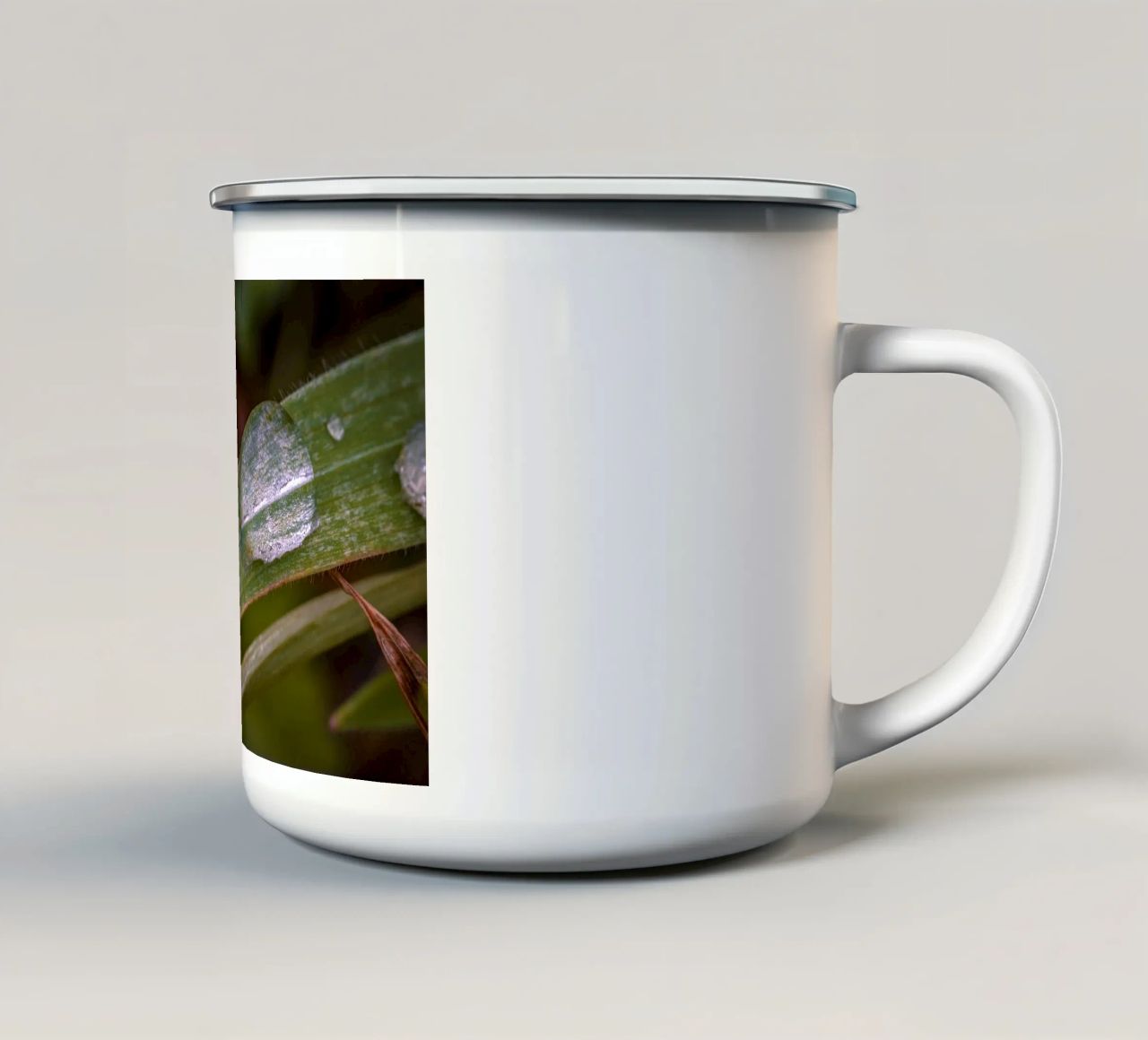 Gocce d'acqua su un filo d'erba tazza in smalto da Marcus Beckert | Fotografie