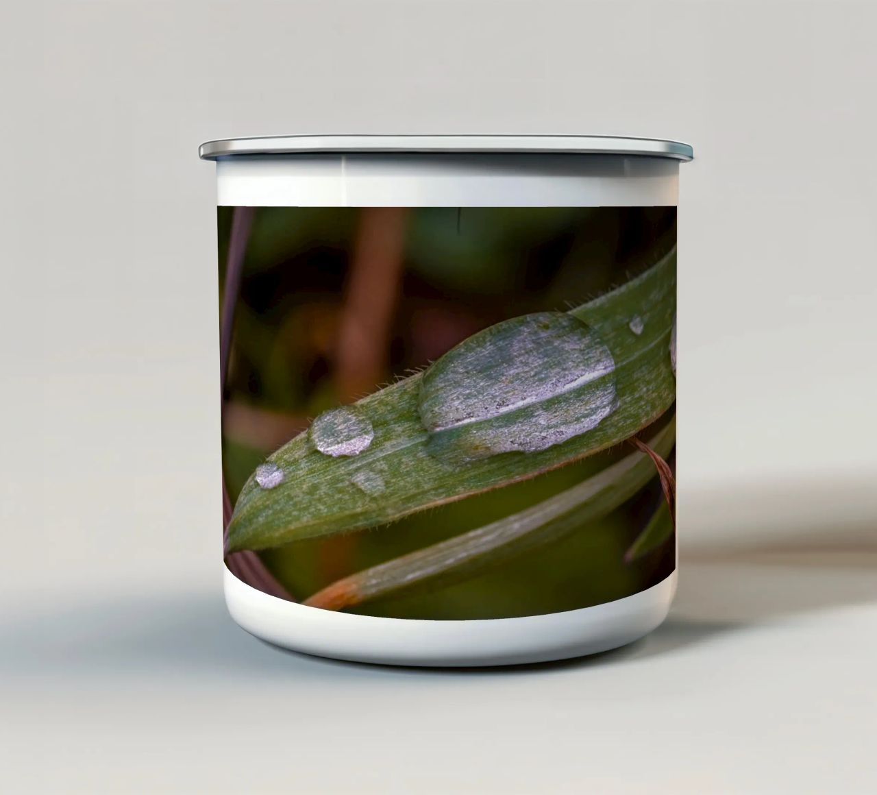Gocce d'acqua su un filo d'erba tazza in smalto da Marcus Beckert | Fotografie