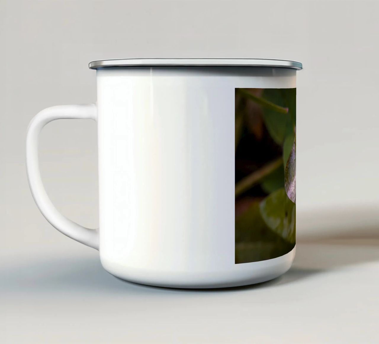 Gocce d'acqua su un trifoglio tazza in smalto da Marcus Beckert | Fotografie