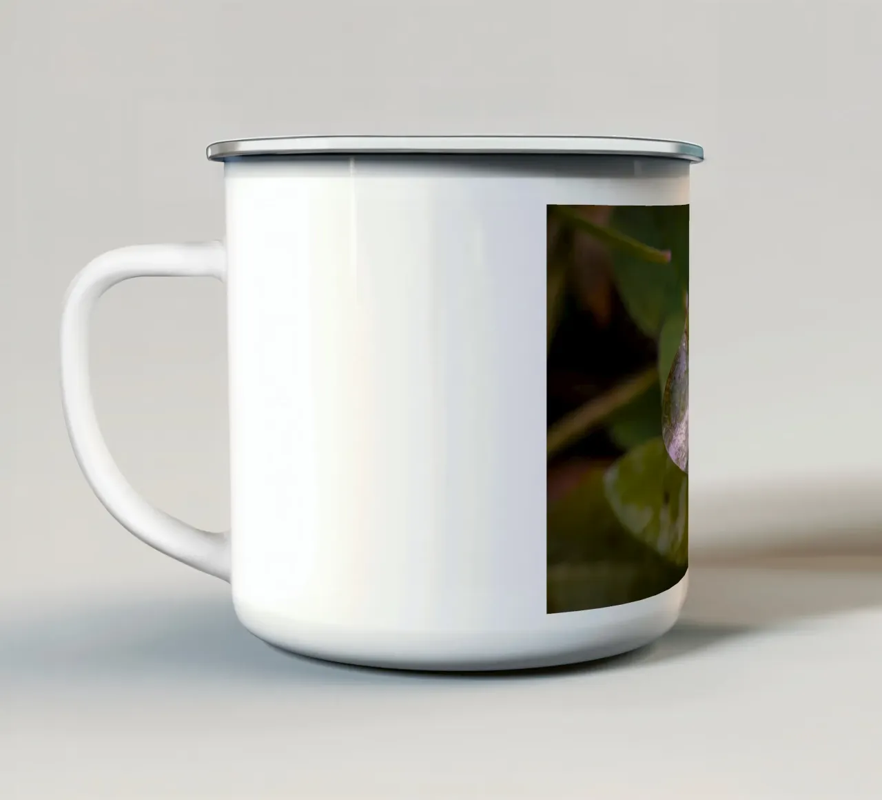 Gocce d'acqua su un trifoglio tazza in smalto da Marcus Beckert | Fotografie