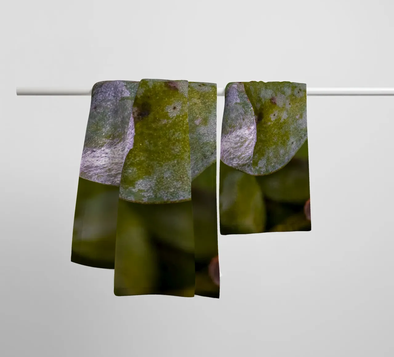 Wassertropfen auf einem dreiblättrigem Kleeblatt Handtuch von Marcus Beckert | Fotografie