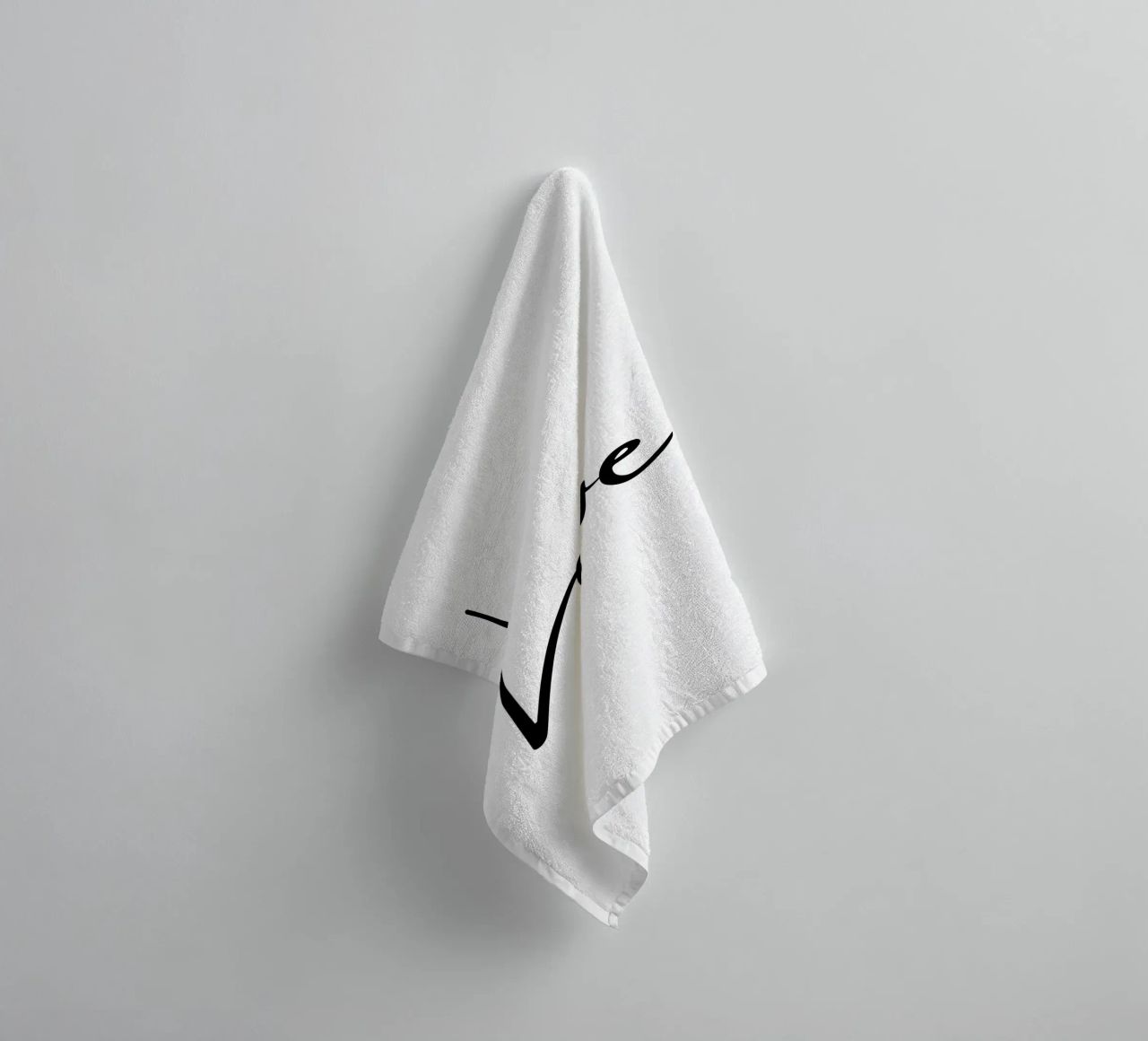 Un grande amore con un piccolo cuore asciugamano da bagno da ArtDesign by KBK