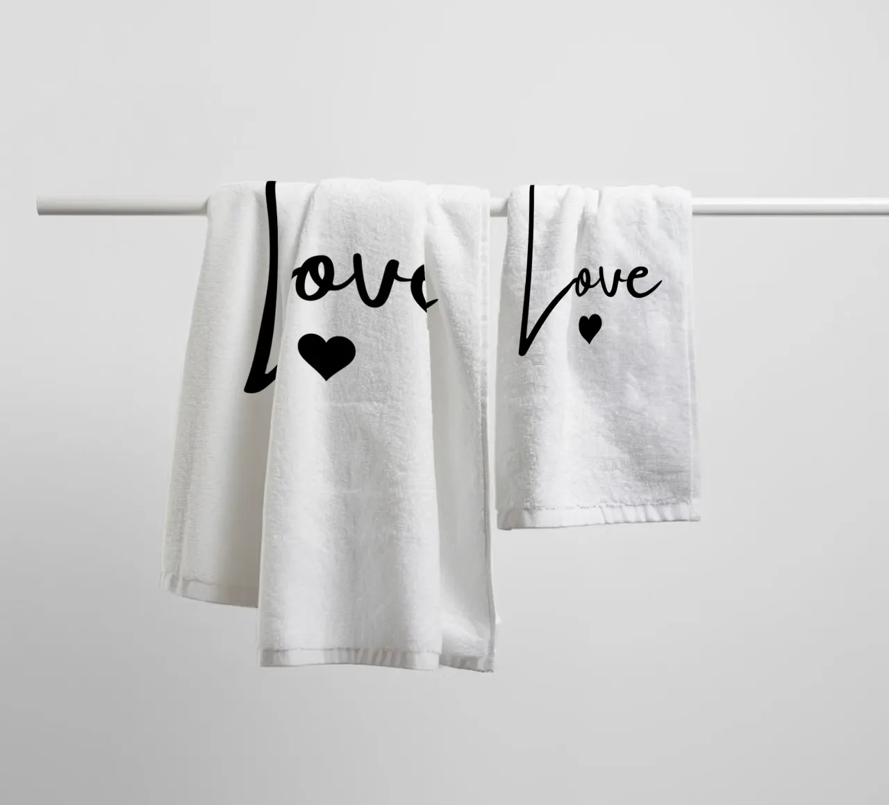 Un grande amore con un piccolo cuore asciugamano da bagno da ArtDesign by KBK