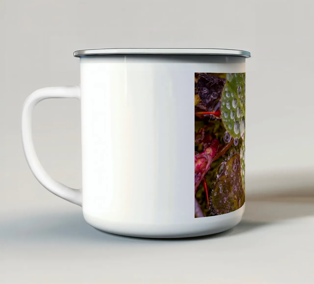 Gocce d'acqua su un trifoglio tazza in smalto da Marcus Beckert | Fotografie