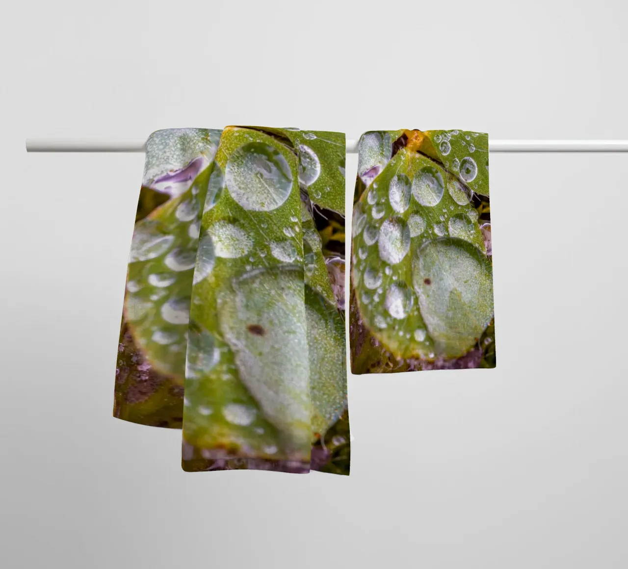 Wassertropfen auf einem Kleeblatt Handtuch von Marcus Beckert | Fotografie