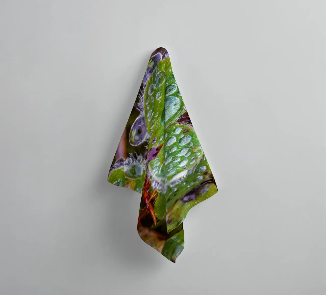 Dreiblättriges Kleeblatt mit vielen Wassertropfen Handtuch von Marcus Beckert | Fotografie