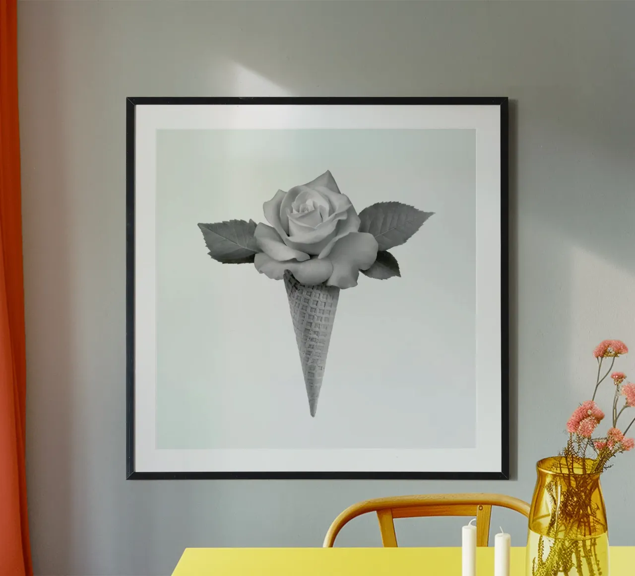 Rose Cream poster con telaio in legno da Chris Wharton