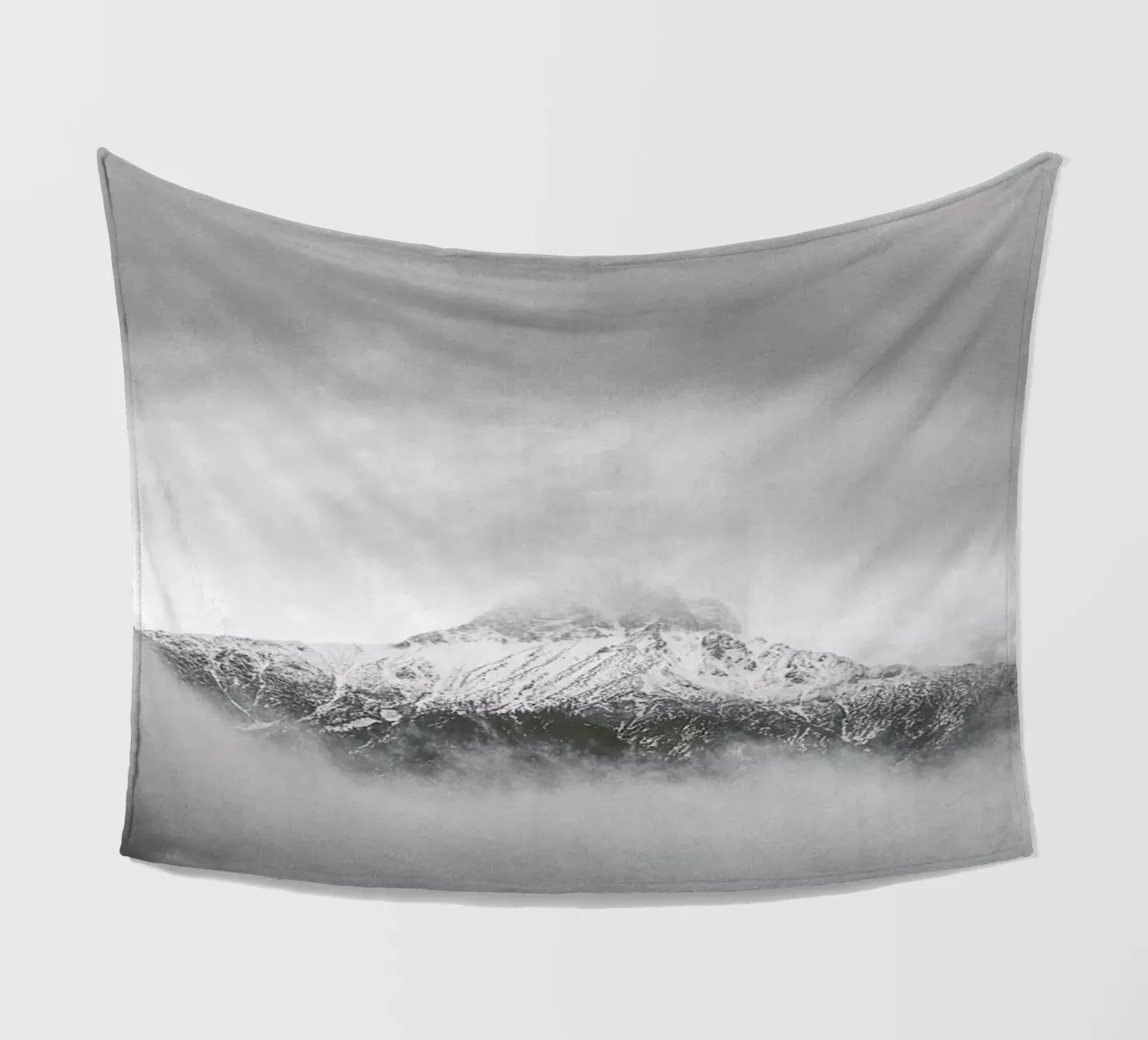 Peak in the Clouds coperta in pile da Nur Mut