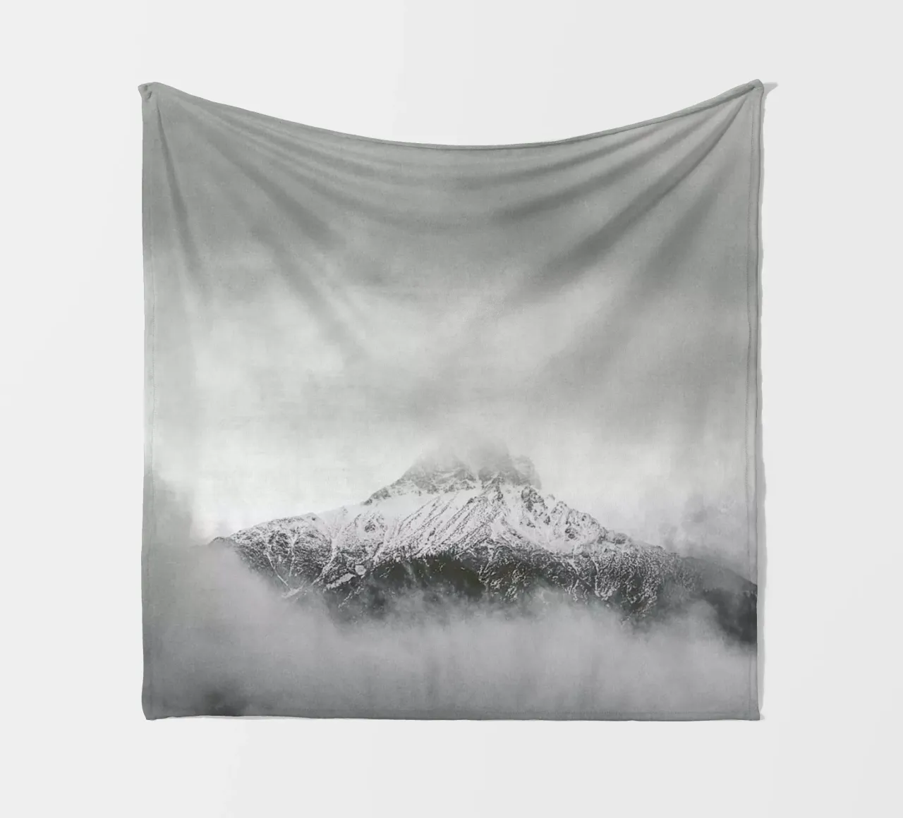 Peak in the Clouds coperta in pile da Nur Mut