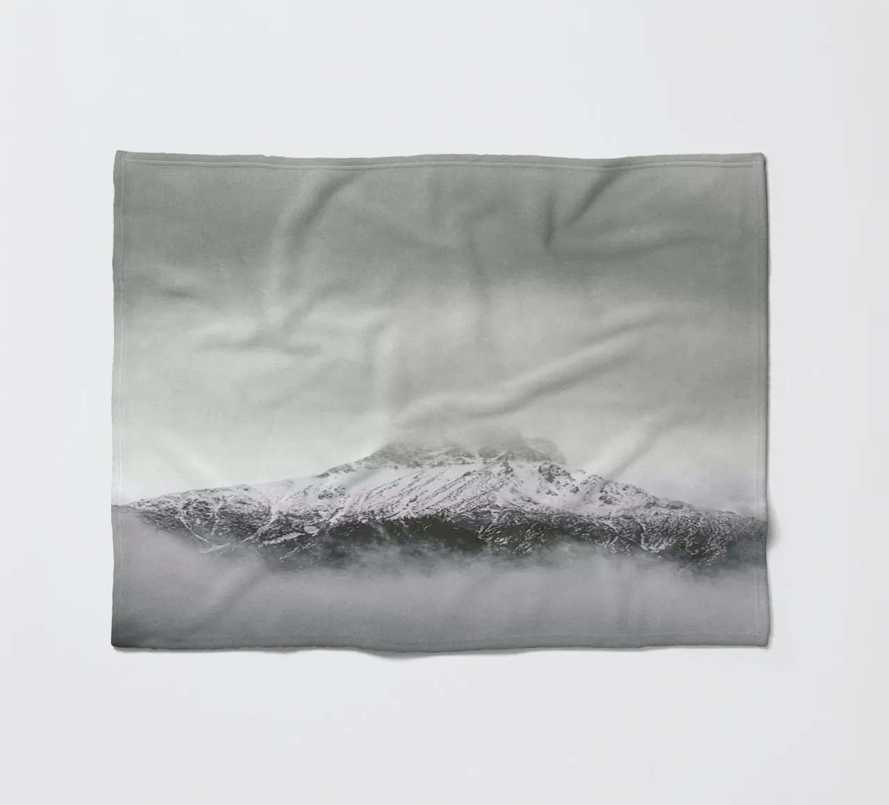 Peak in the Clouds coperta in pile da Nur Mut