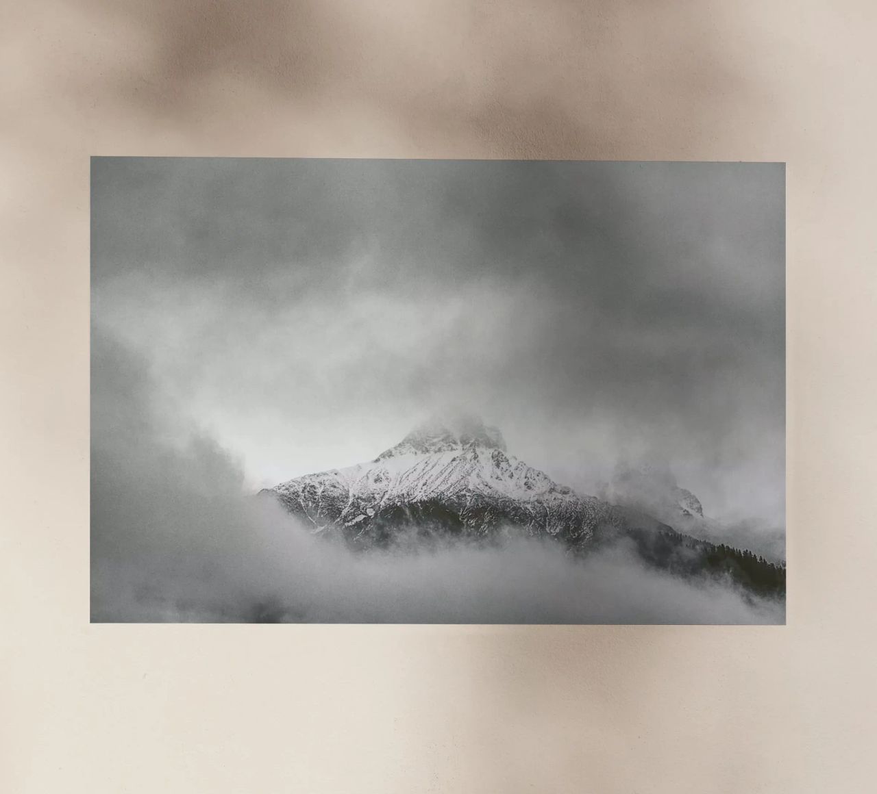 Peak in the Clouds pellicola backlit da Nur Mut