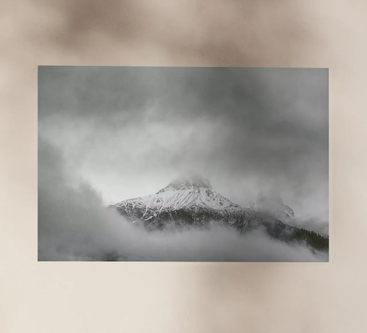 Peak in the Clouds lámina retroiluminada de Nur Mut