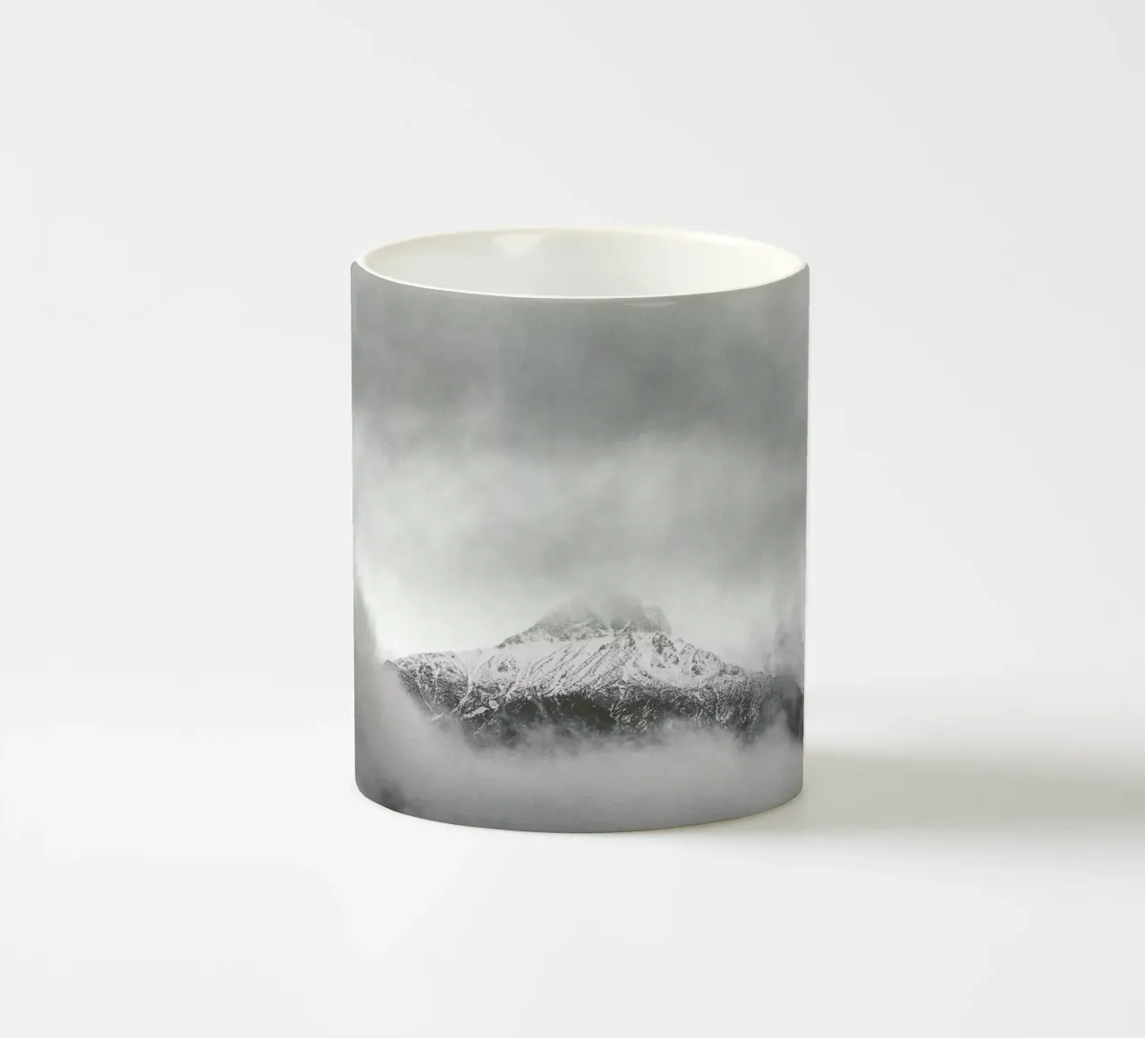 Peak in the Clouds mug en céramique de Nur Mut