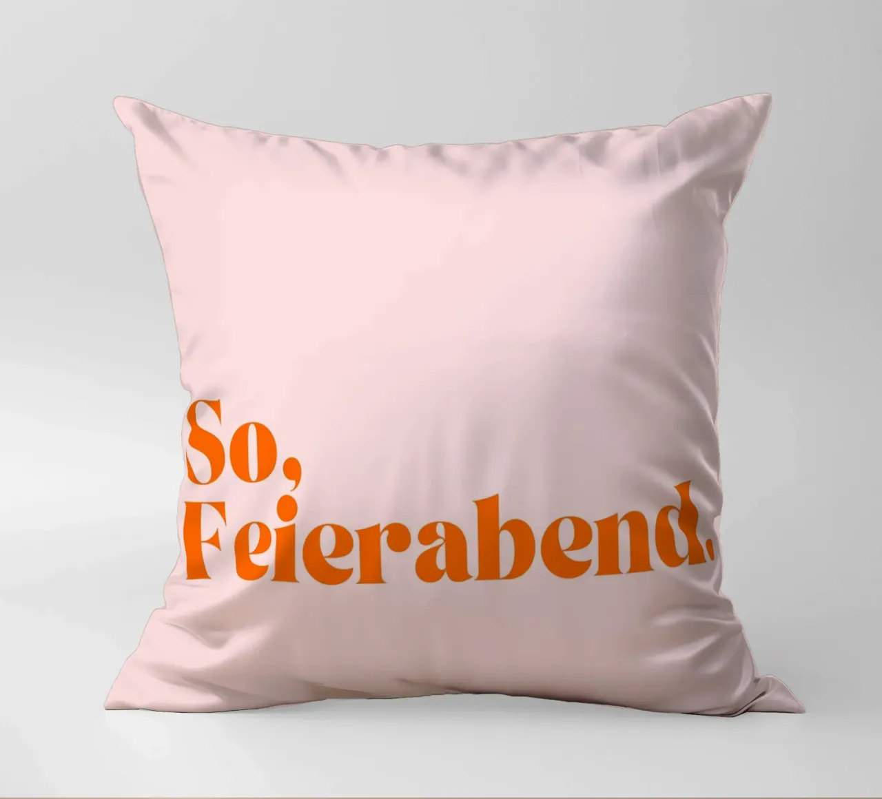 So, Feierabend | Minimalistisches Print in Trendfarben cuscino da PrintCessStudio