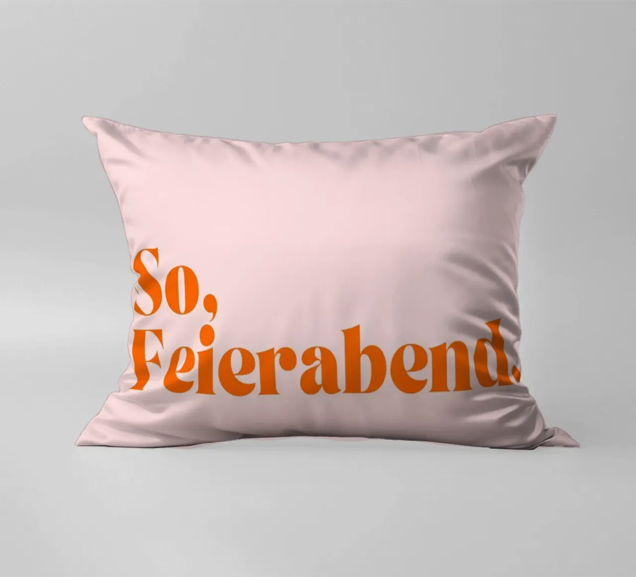 So, Feierabend | Minimalistisches Print in Trendfarben cuscino da PrintCessStudio