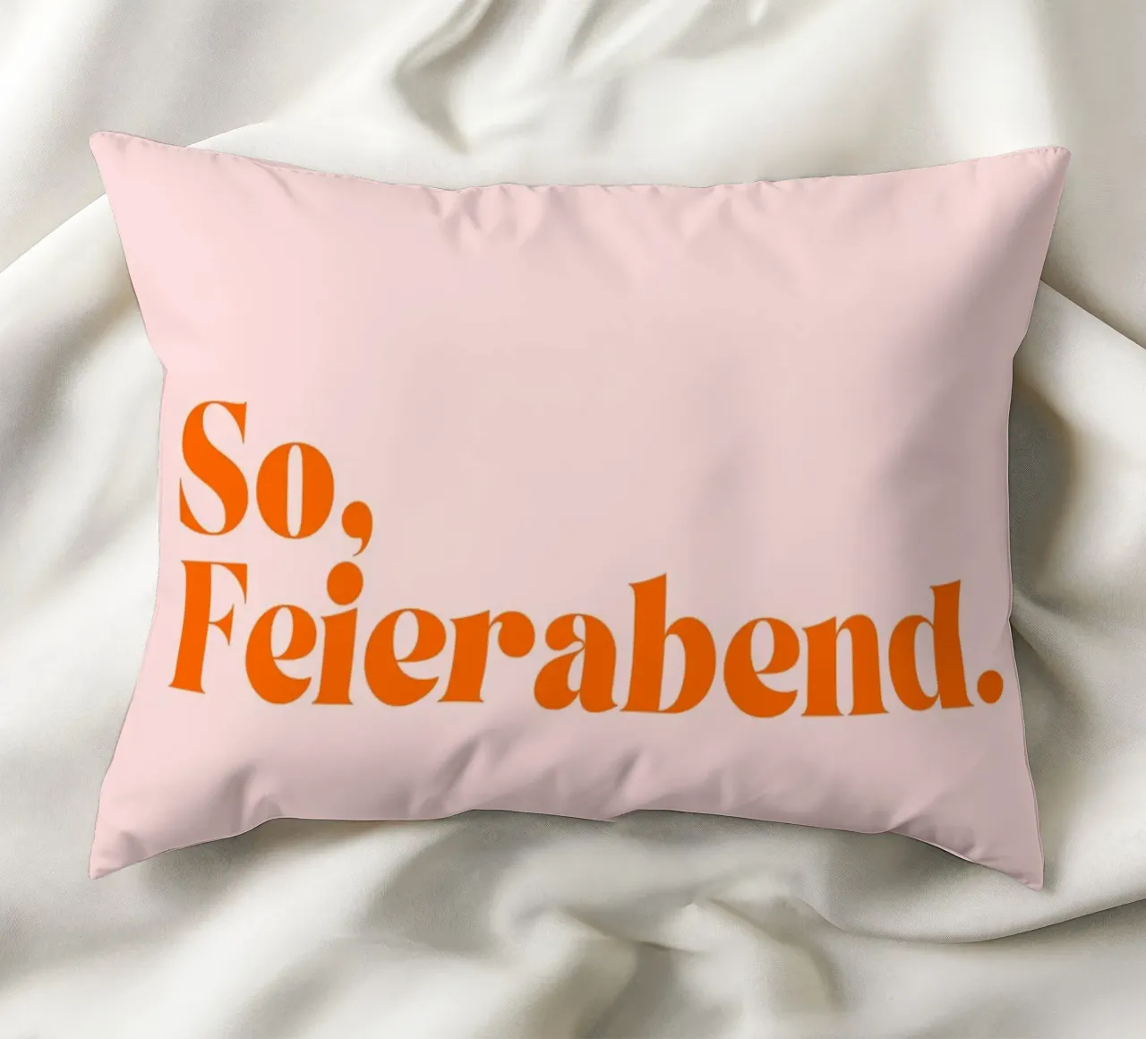 So, Feierabend | Minimalistisches Print in Trendfarben cuscino da PrintCessStudio