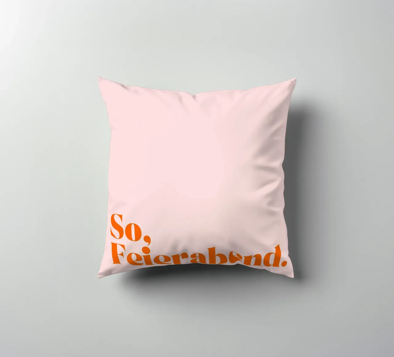 So, Feierabend | Minimalistisches Print in Trendfarben cuscino da PrintCessStudio
