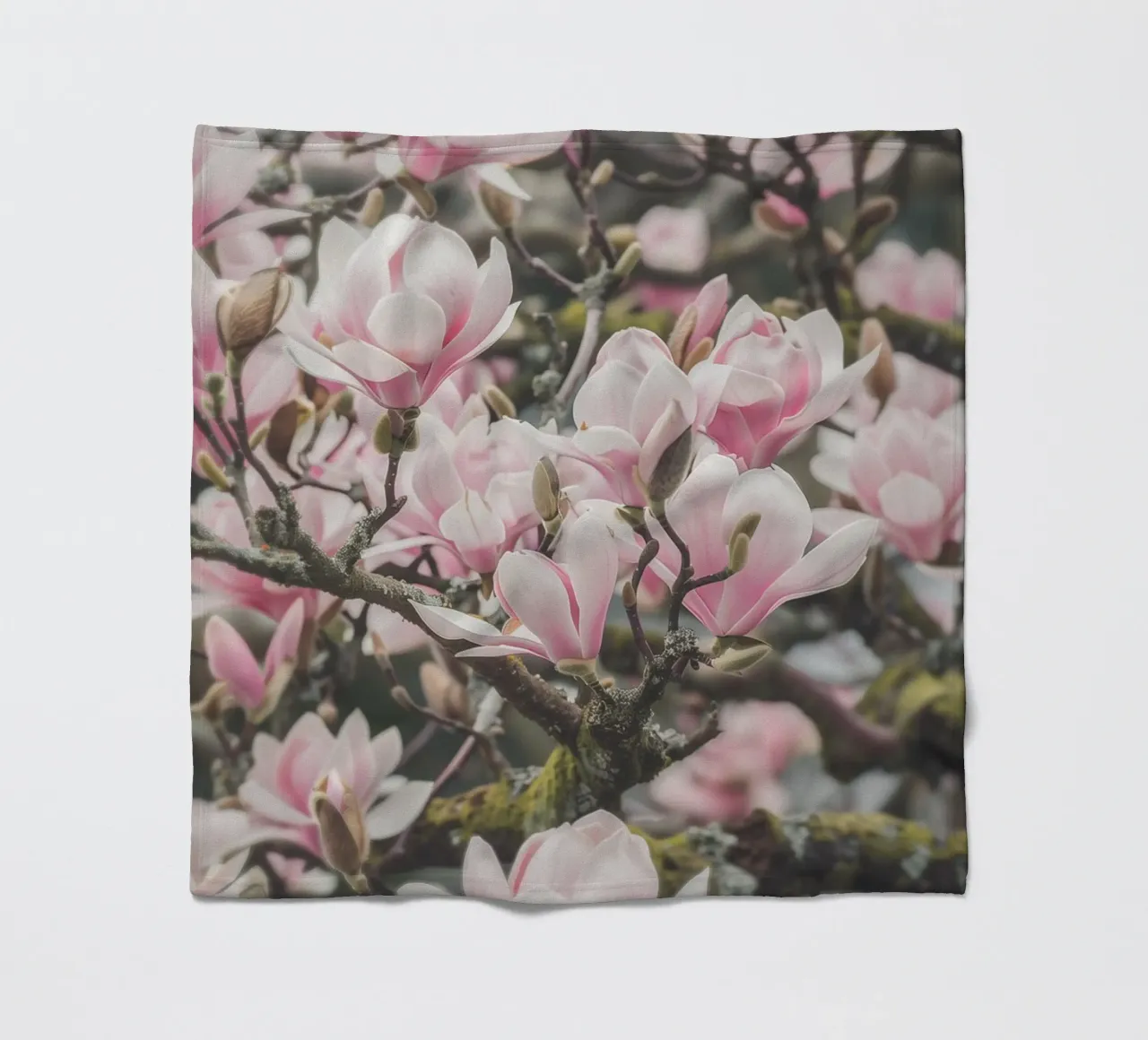 Magia dei fiori di magnolia coperta in pile da Carinaprint