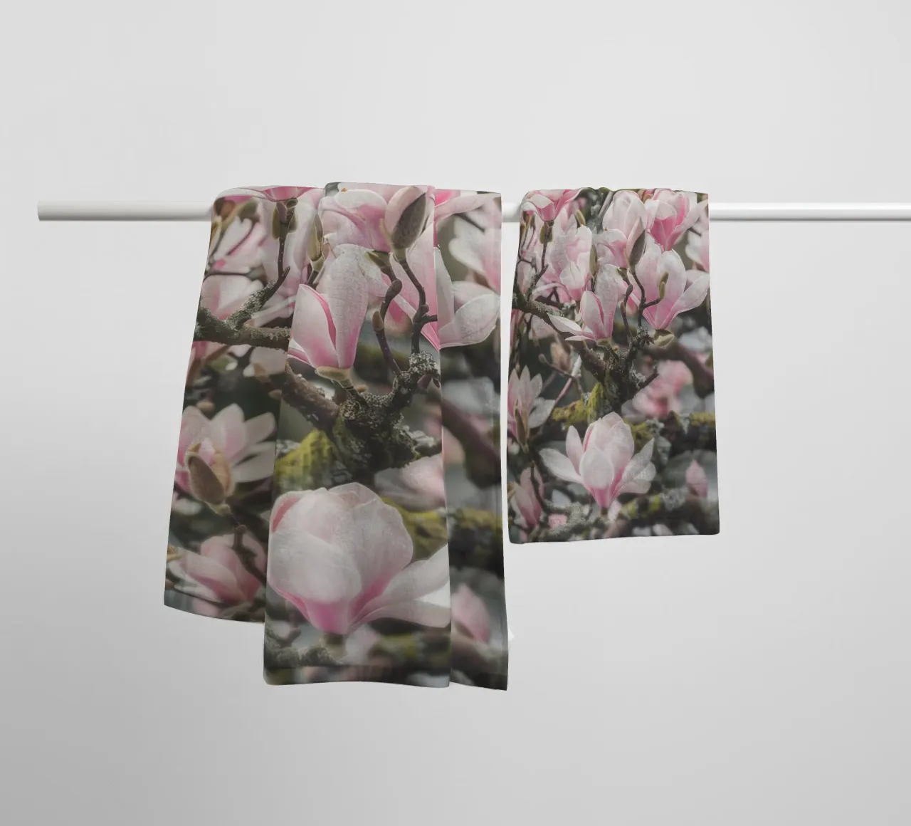 Magia dei fiori di magnolia asciugamano da bagno da Carinaprint