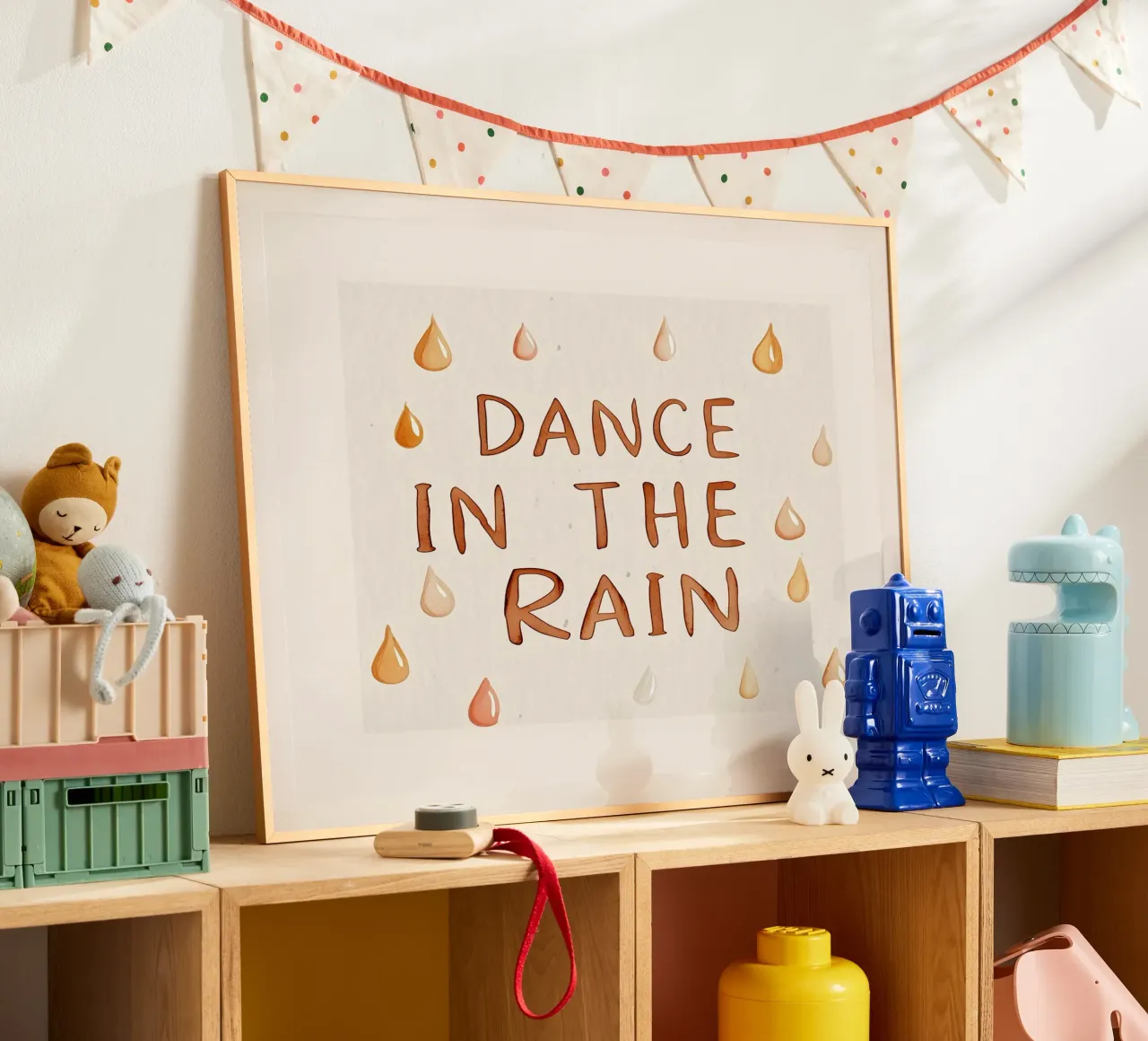 Murale boho per bambini - Danza sotto la pioggia poster con telaio in plastica da KidzStudio