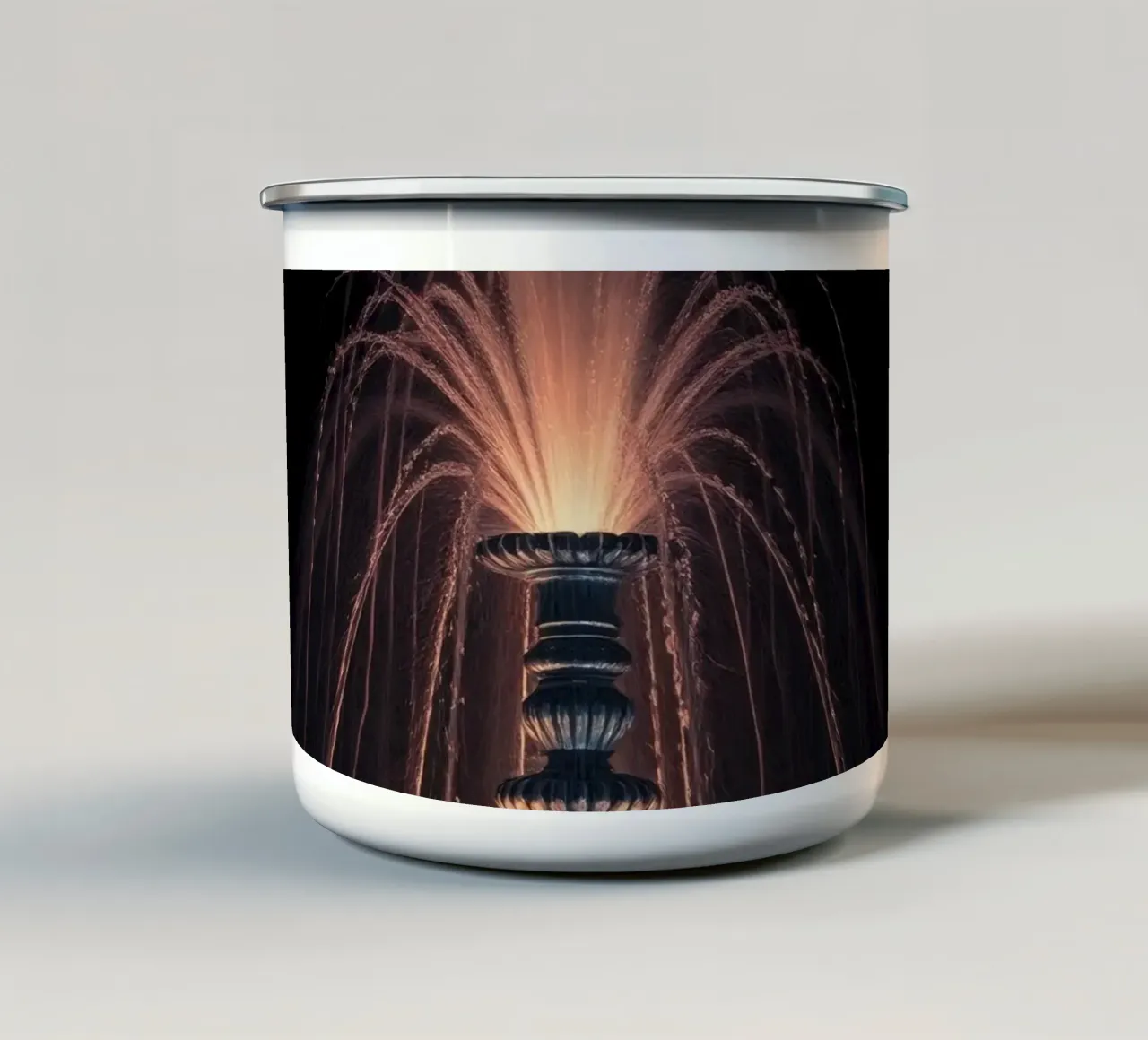 Drammatica fontana d'acqua illuminata di notte tazza in smalto da DesignDoodle