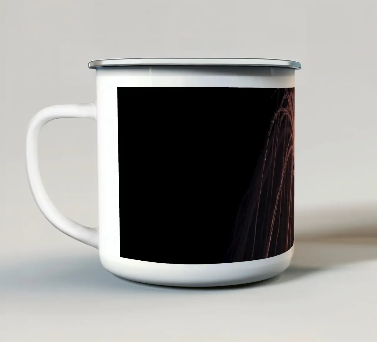 Drammatica fontana d'acqua illuminata di notte tazza in smalto da DesignDoodle