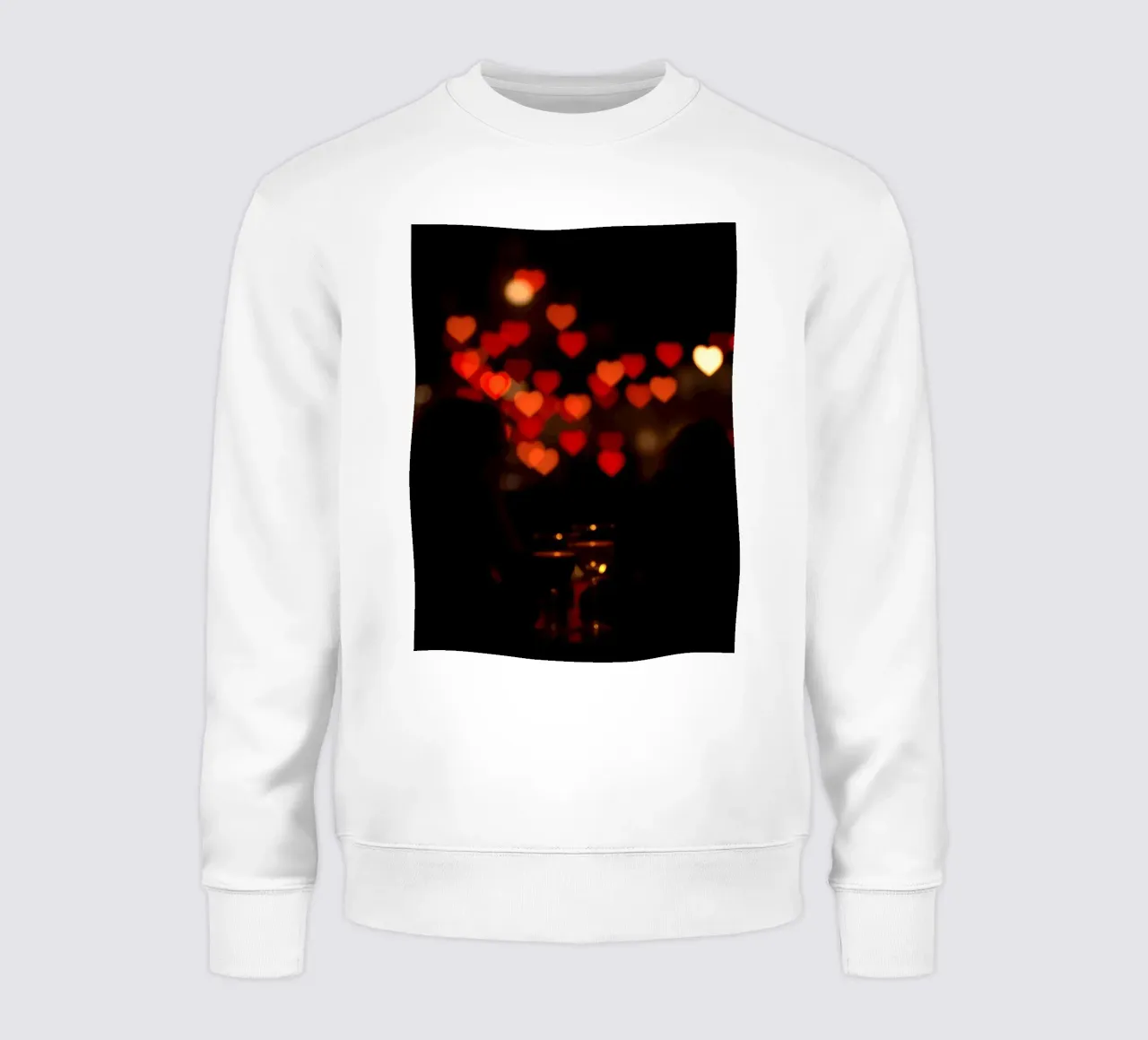 Serata romantica con luci a forma di cuore sullo sfondo felpa da DesignDoodle