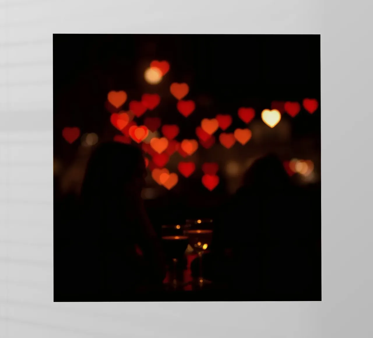 Serata romantica con luci a forma di cuore sullo sfondo pellicola backlit da DesignDoodle