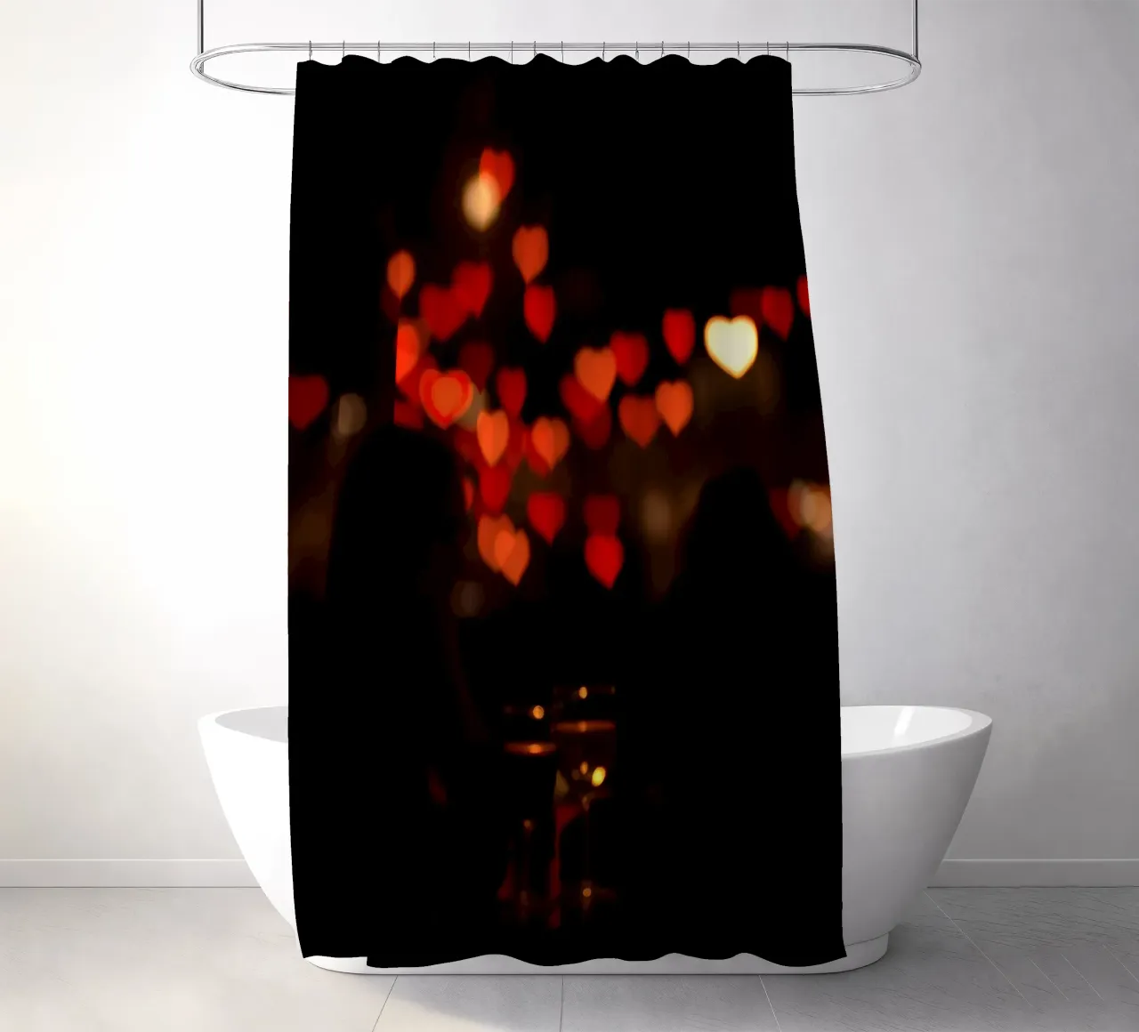 Romantischer Abend mit herzförmigen Lichtern im Hintergrund Duschvorhang von DesignDoodle