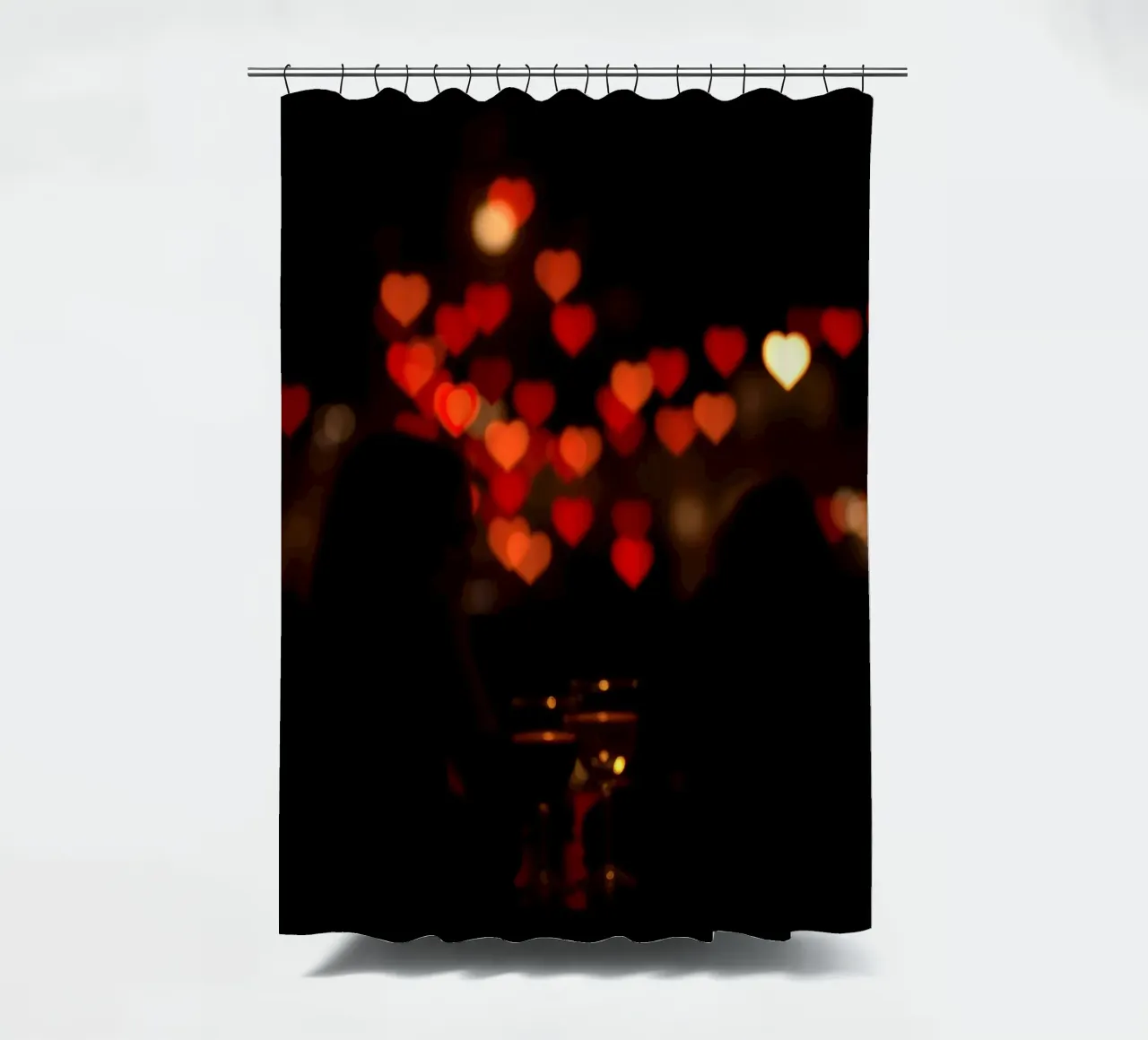 Romantischer Abend mit herzförmigen Lichtern im Hintergrund Duschvorhang von DesignDoodle
