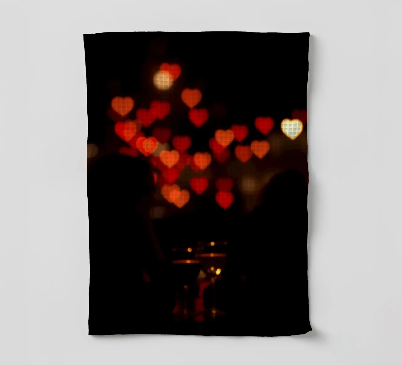 Soirée romantique avec des lumières en forme de cœur en arrière-plan torchon de DesignDoodle
