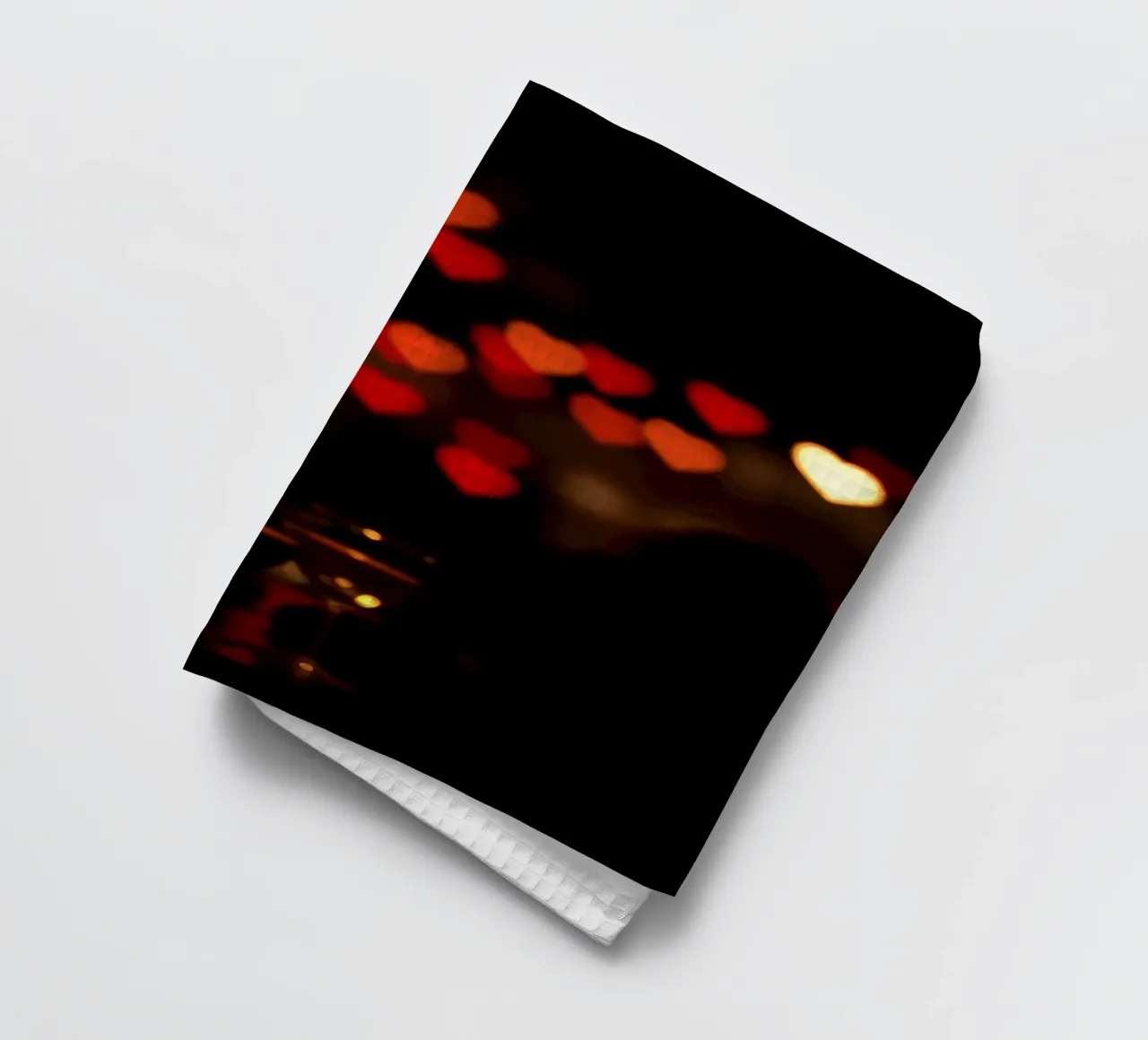 Soirée romantique avec des lumières en forme de cœur en arrière-plan torchon de DesignDoodle