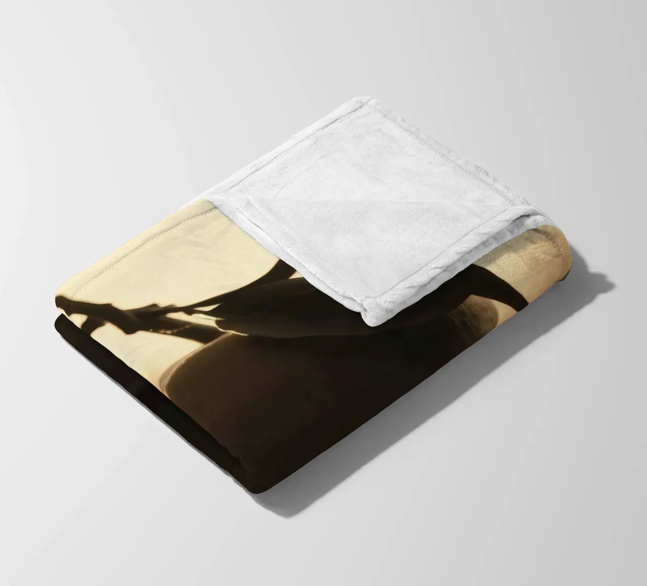 La luce del sole filtra attraverso le foglie mettendo in risalto un singolo arancione coperta in pile da DesignDoodle