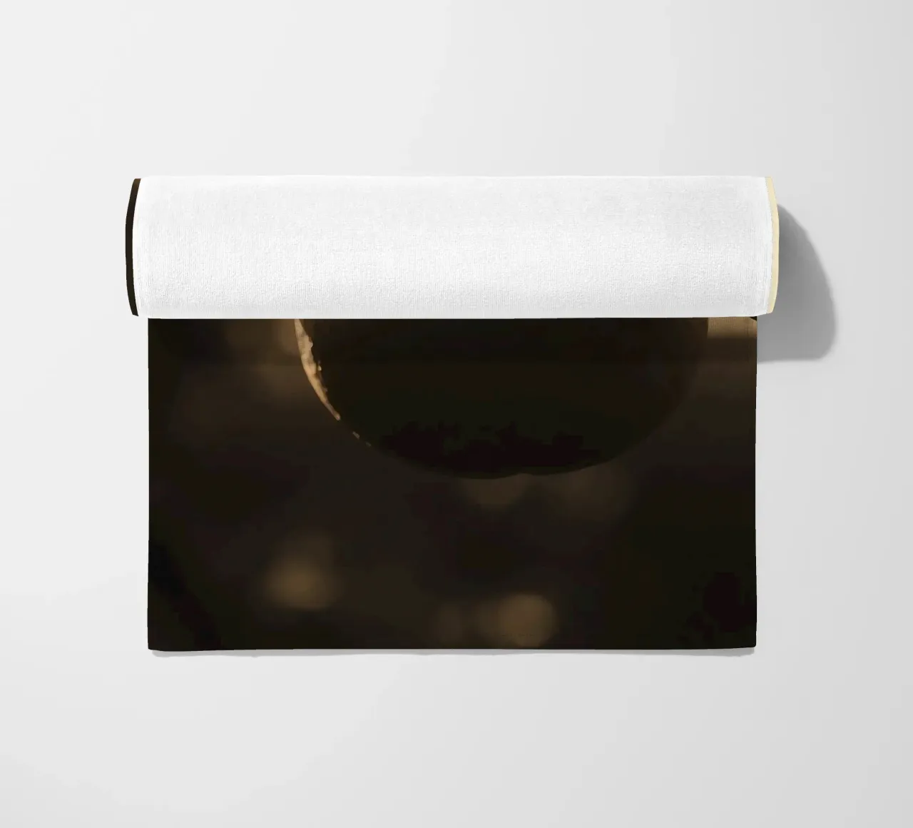 La luce del sole filtra attraverso le foglie mettendo in risalto un singolo arancione telo mare da DesignDoodle