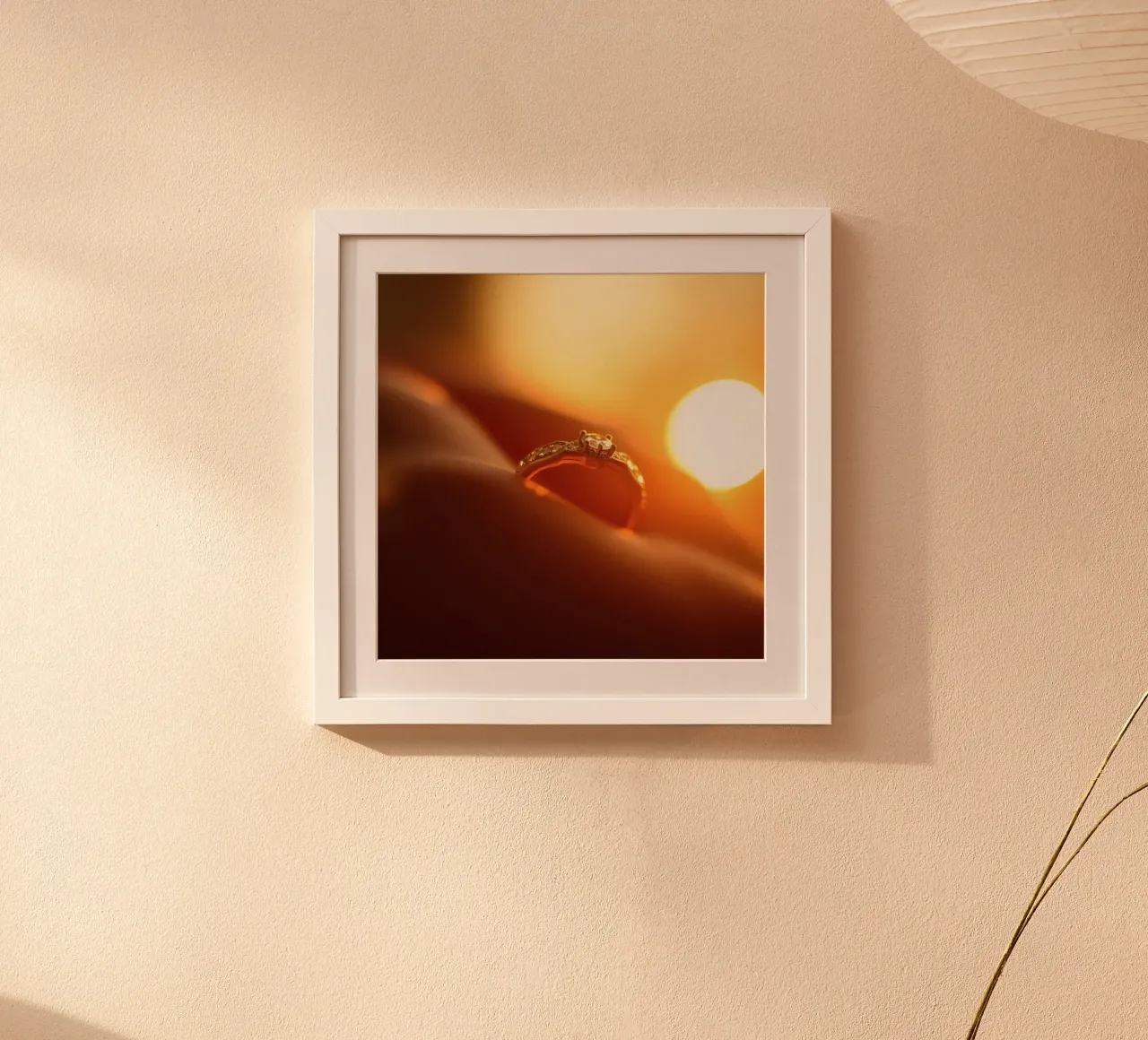 Elegante anillo de oro sostenido en la mano con el resplandor del atardecer iluminando poster con marco de plástico de DesignDoodle