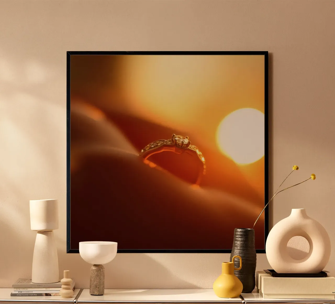 Elegante anillo de oro sostenido en la mano con el resplandor del atardecer iluminando poster con marco de plástico de DesignDoodle