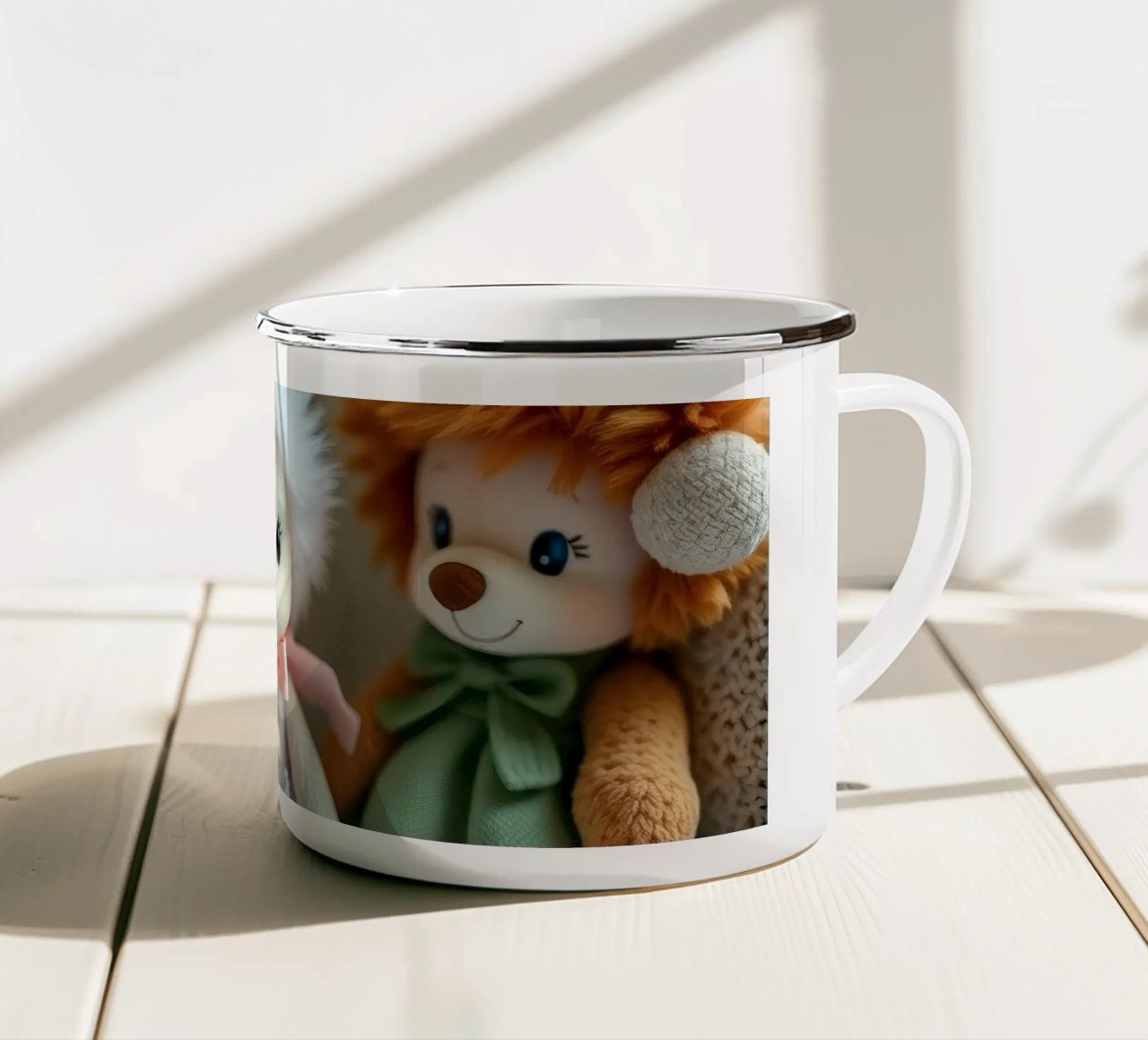 Peluche morbidi e colorati raccolti in un'accogliente stanza interna tazza in smalto da DesignDoodle