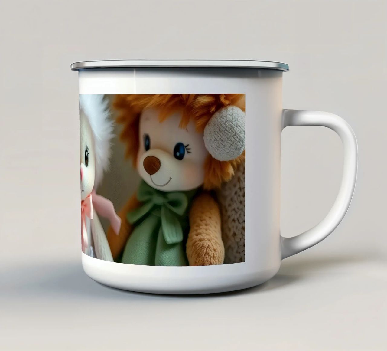Peluche morbidi e colorati raccolti in un'accogliente stanza interna tazza in smalto da DesignDoodle