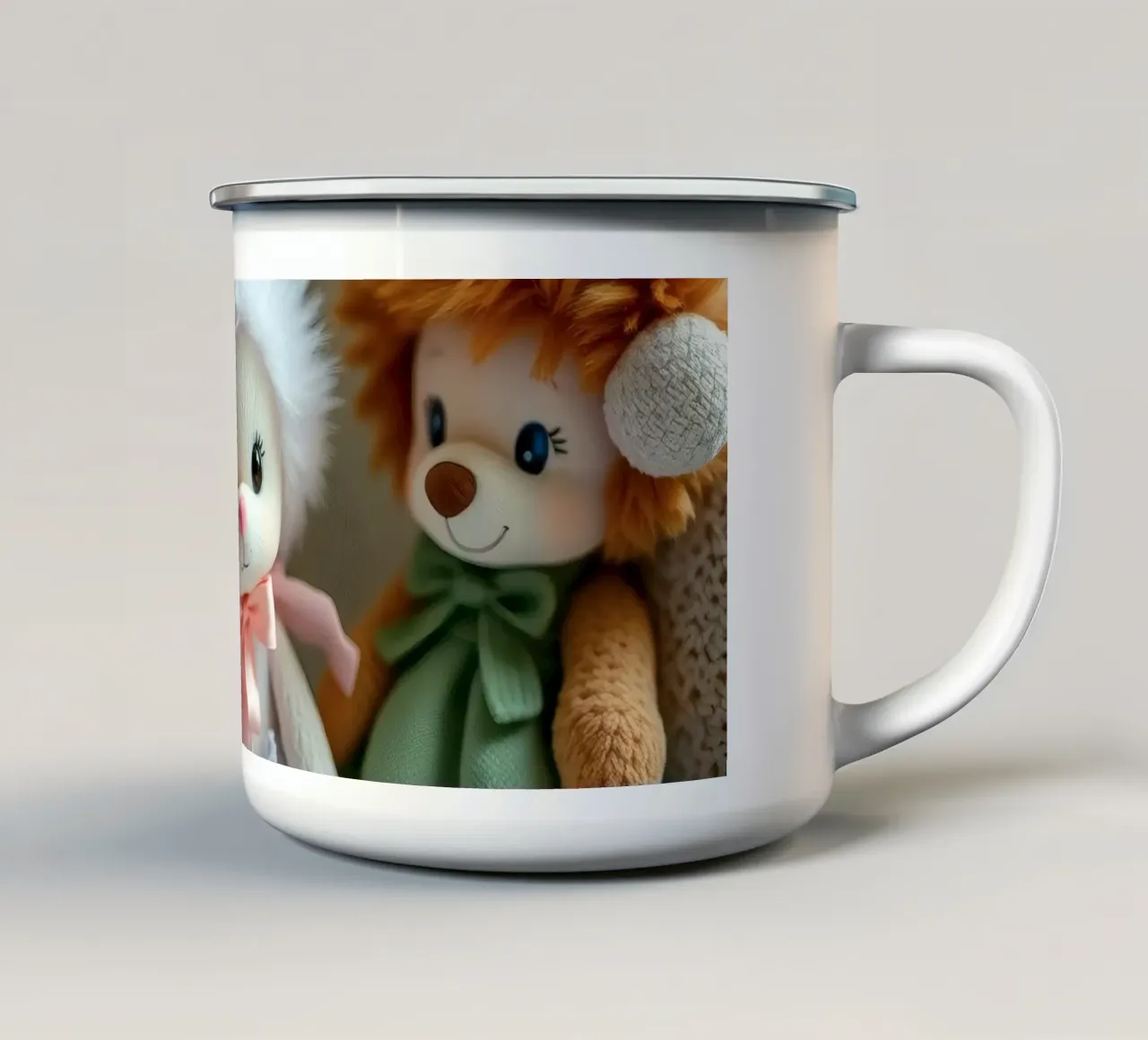 Peluche morbidi e colorati raccolti in un'accogliente stanza interna tazza in smalto da DesignDoodle