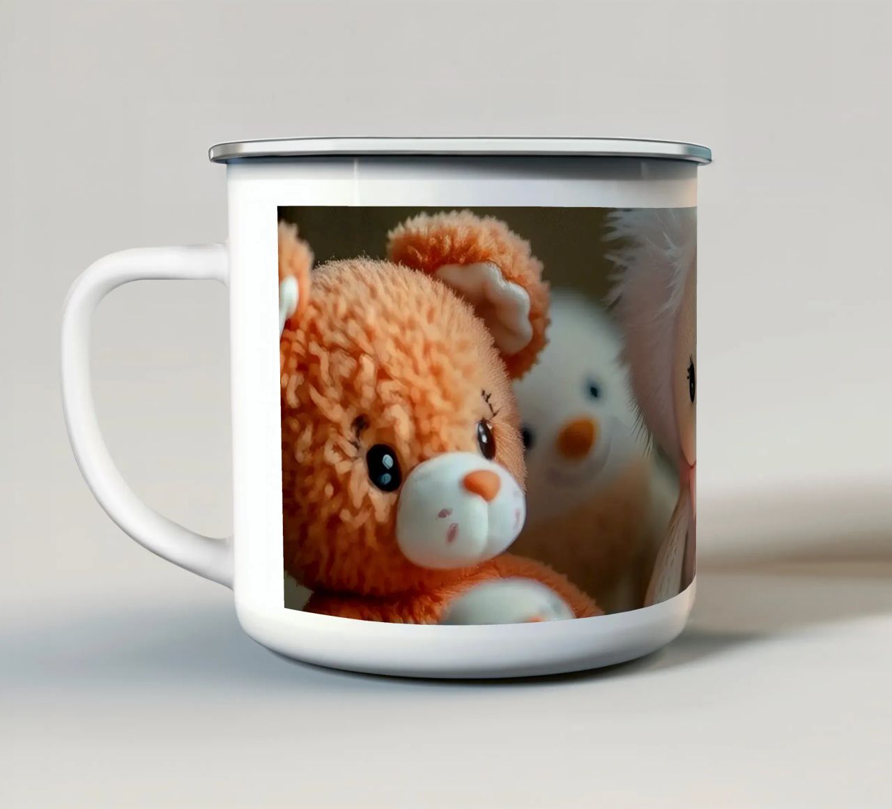 Peluche morbidi e colorati raccolti in un'accogliente stanza interna tazza in smalto da DesignDoodle