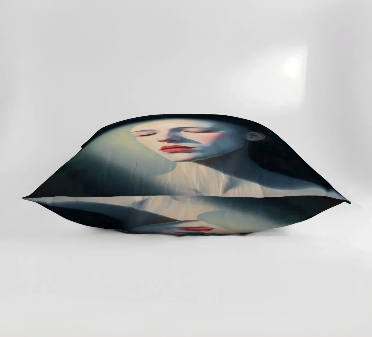 Donna calva con gli occhi chiusi illuminata dolcemente in una stanza buia cuscino da DesignDoodle
