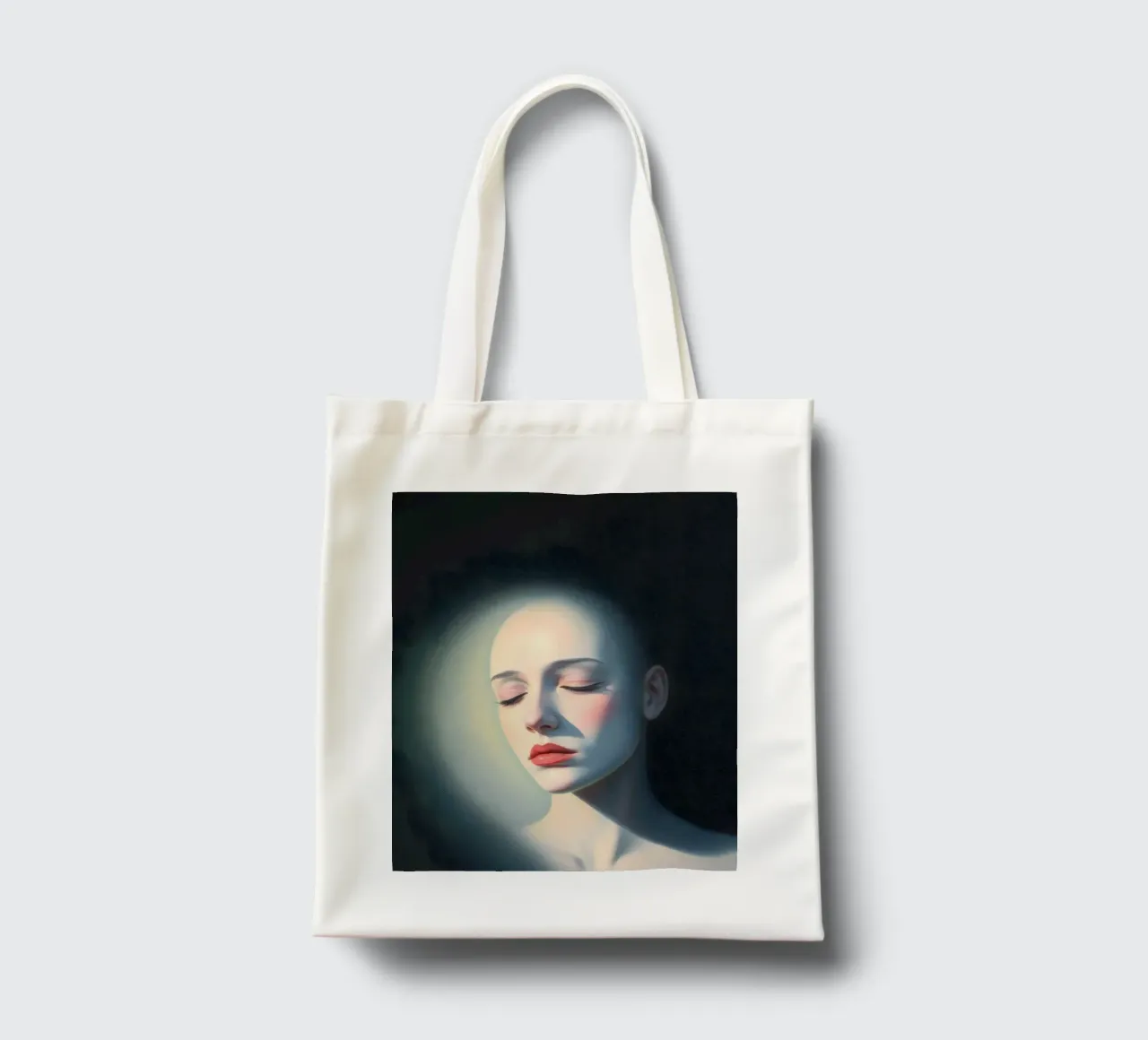 Femme chauve aux yeux fermés éclairée doucement dans une pièce sombre tote bag de DesignDoodle