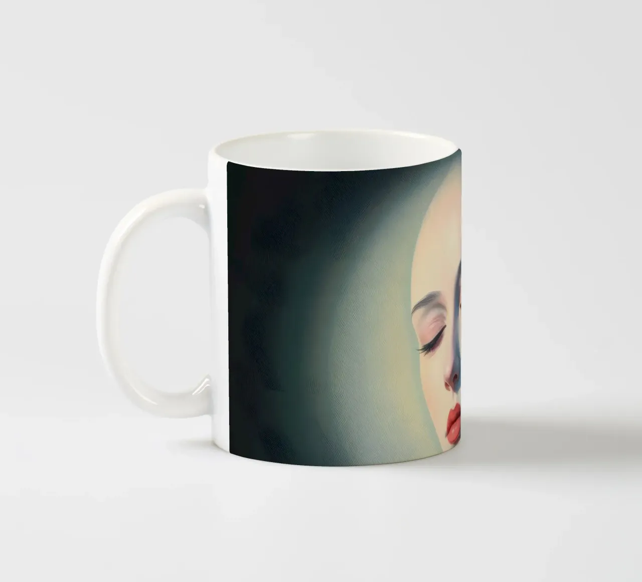 Donna calva con gli occhi chiusi illuminata dolcemente in una stanza buia tazza in ceramica da DesignDoodle